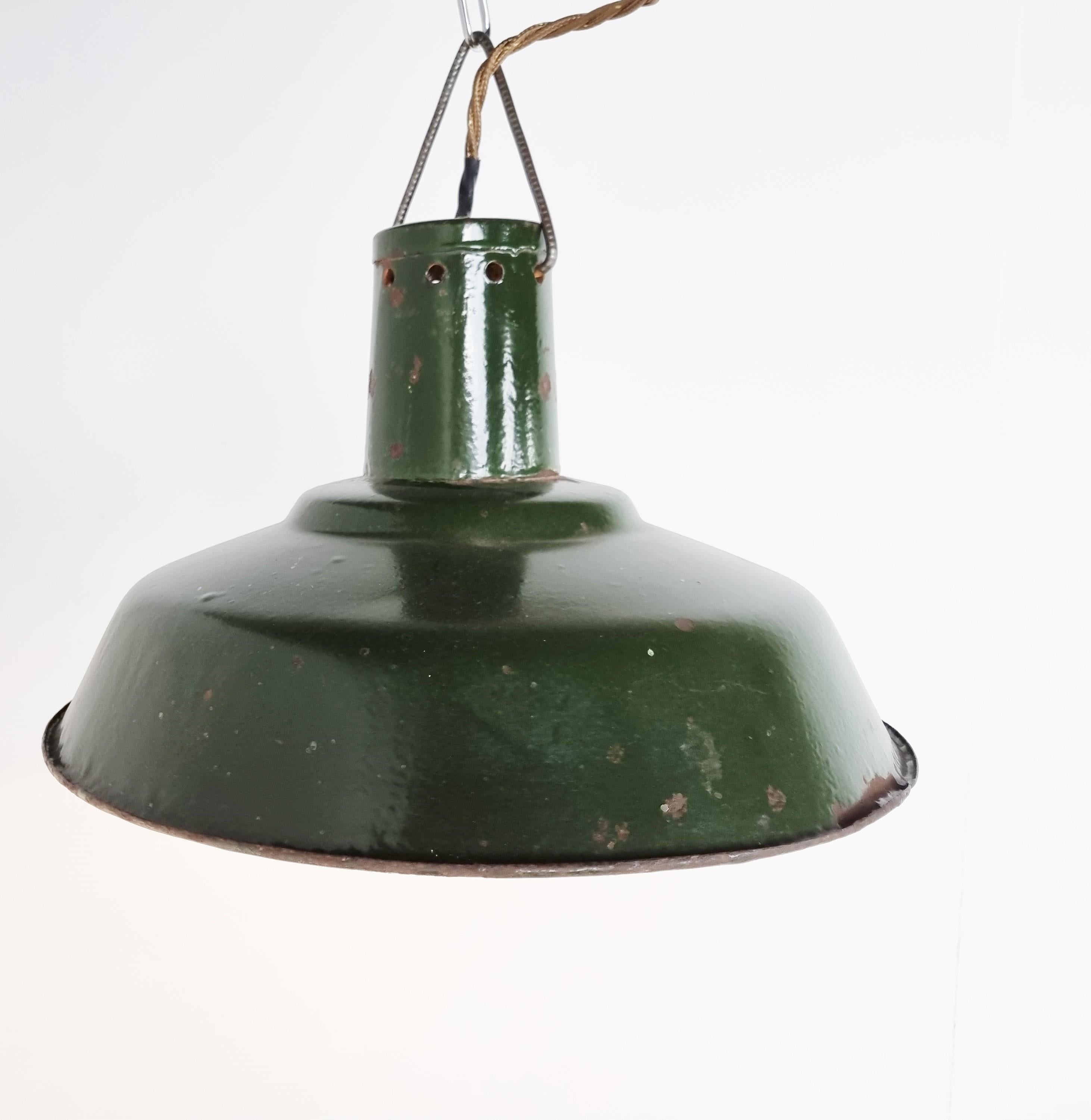 Milieu du XXe siècle Lampes à suspension industrielles vintage en émail vert foncé, années 1960 en vente