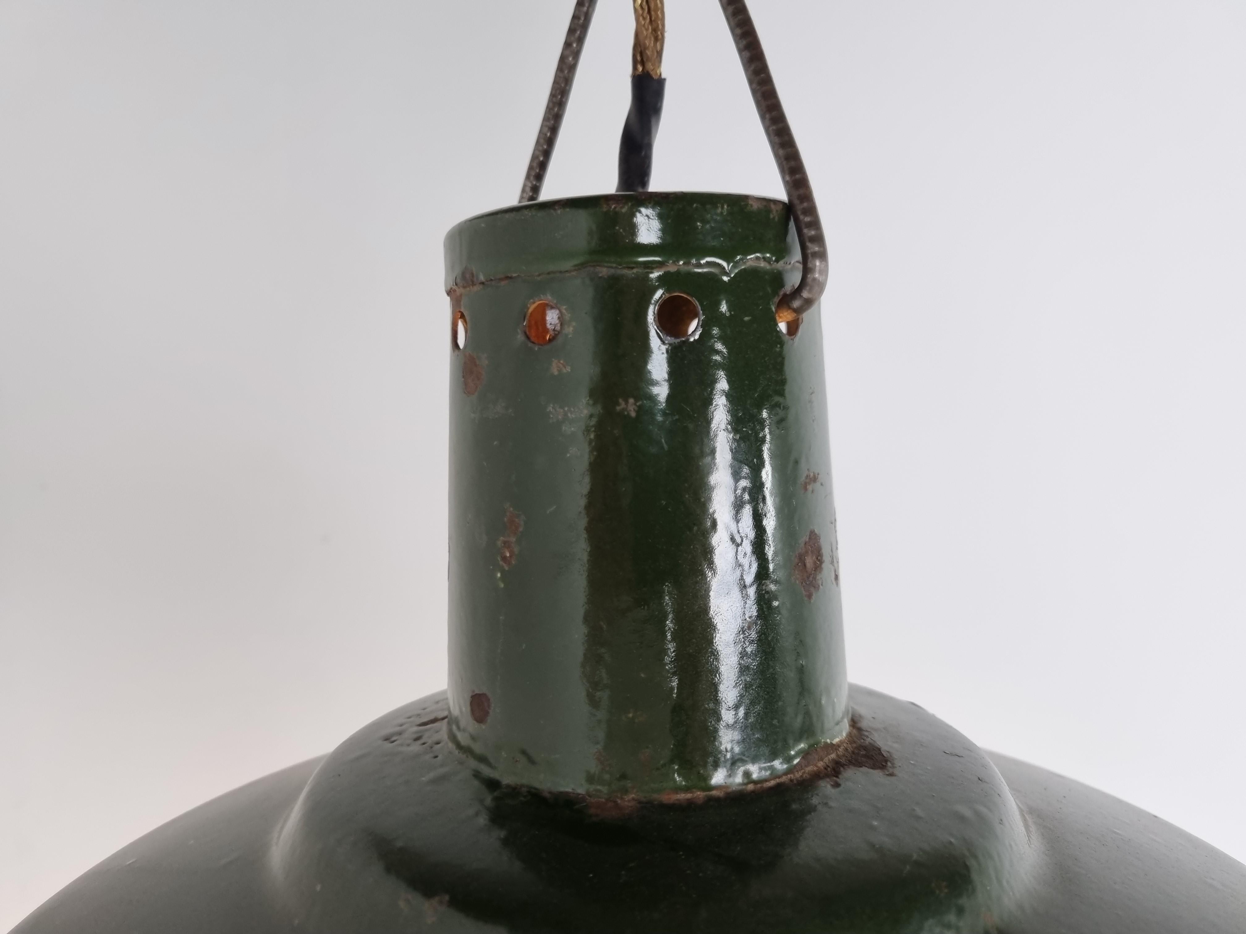 Émail Lampes à suspension industrielles vintage en émail vert foncé, années 1960 en vente