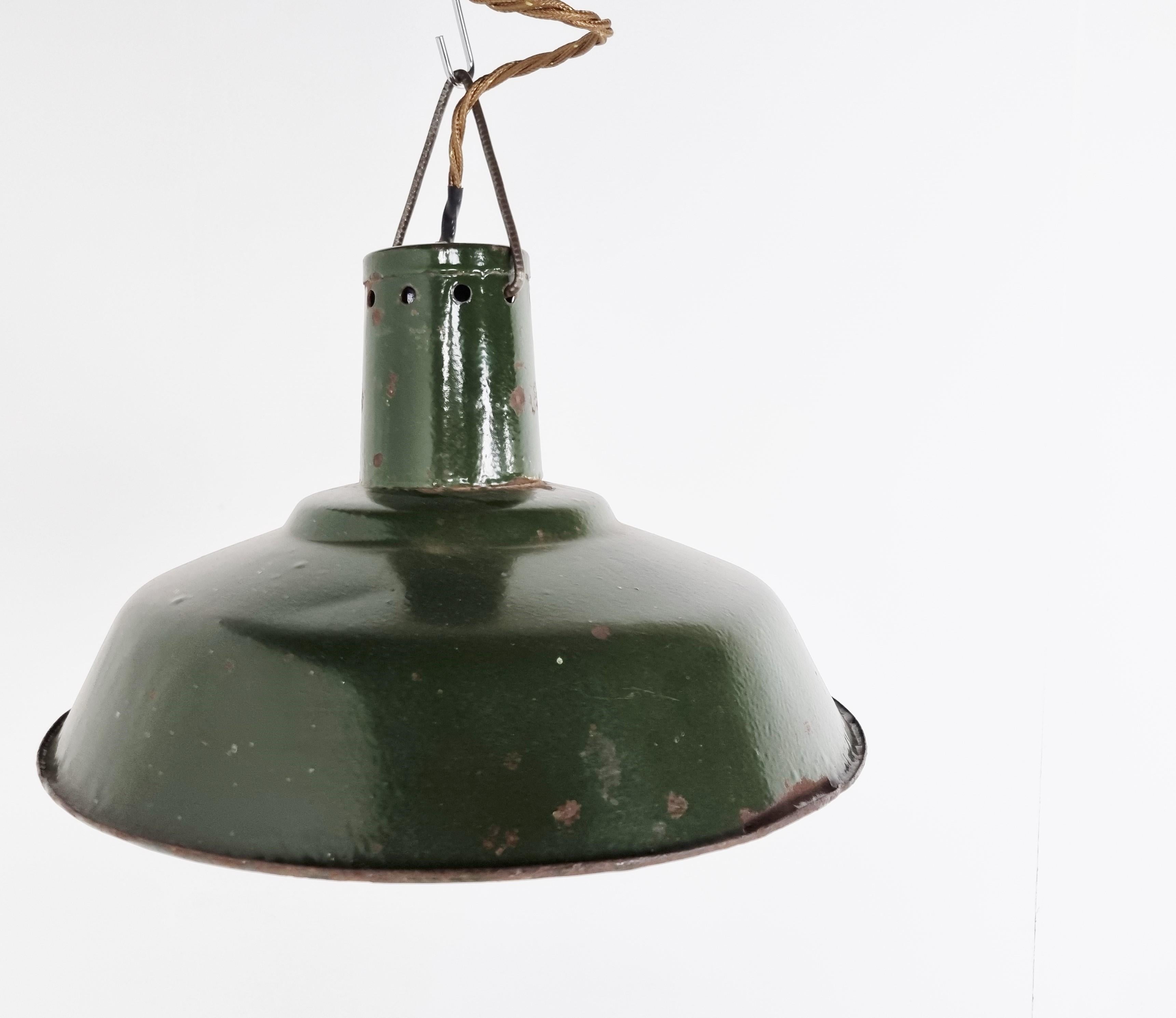 Lampes à suspension industrielles vintage en émail vert foncé, années 1960 en vente 2