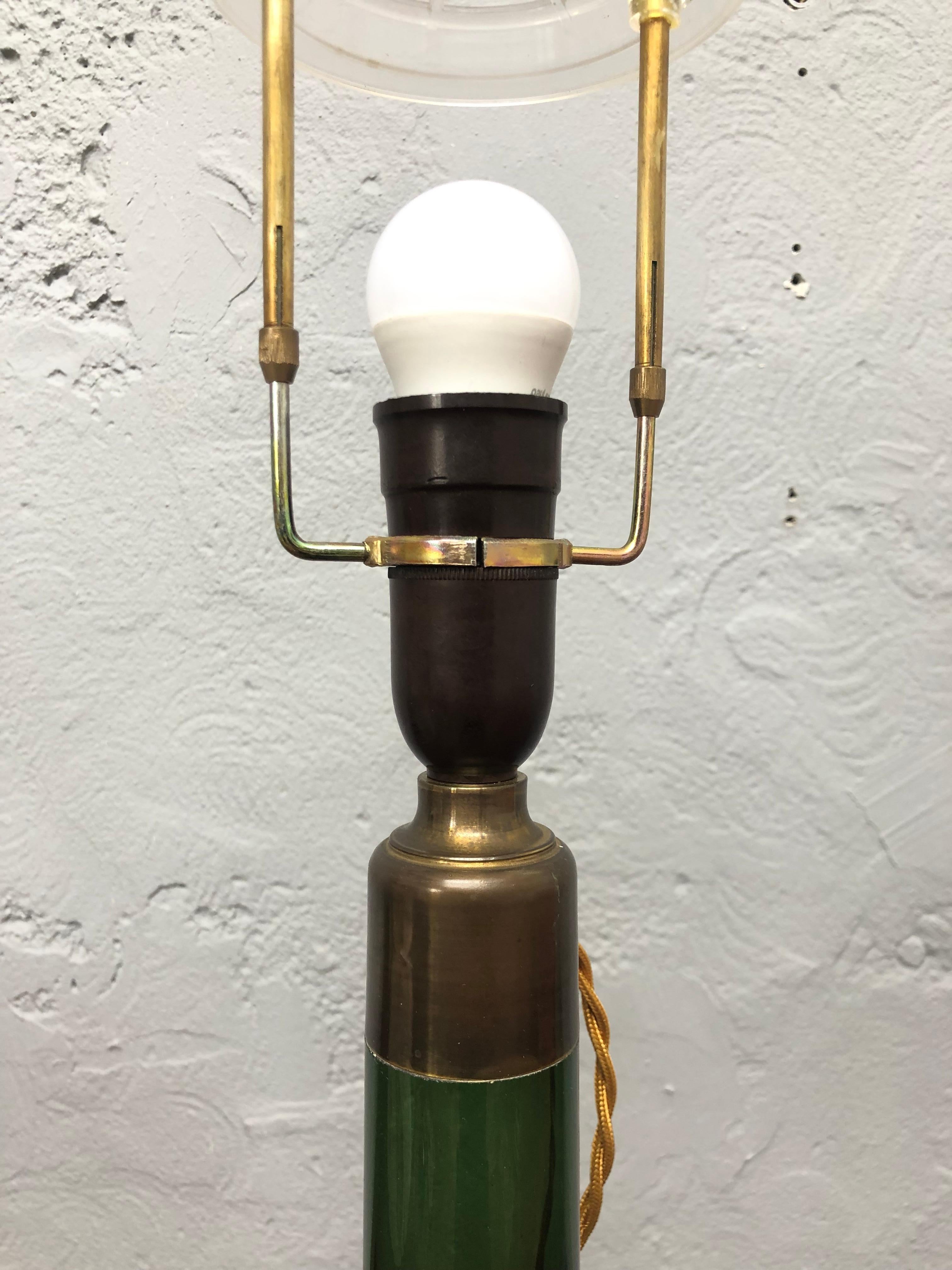 Milieu du XXe siècle Lampe de bureau vintage en verre vert foncé de Biilman-Petersen pour Le Klint en vente