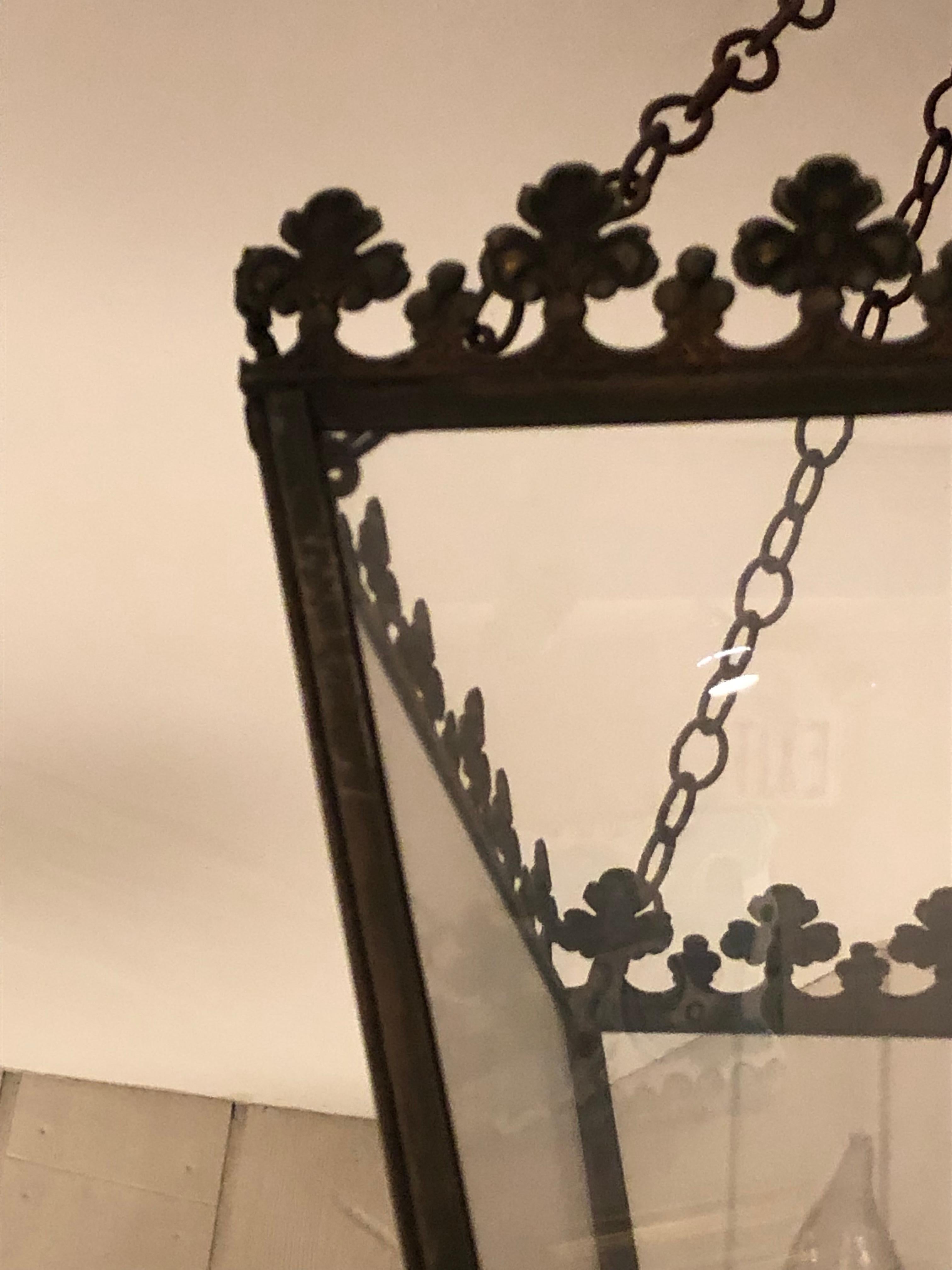 Dunkelgrüner Vintage-Laterne-Kronleuchter aus Eisen und Glas in Medium-Glas in Dunkelgrün im Zustand „Gut“ im Angebot in Hopewell, NJ