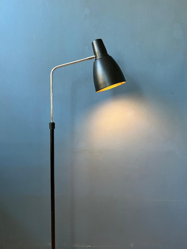 Vintage dark gray adjustable floor lamp. The lamp can easily be adjusted in height with the knob in the middle of the base. Also the shade itself can be adjusted. This allows you to direct the light precisely where you need it, making it an ideal