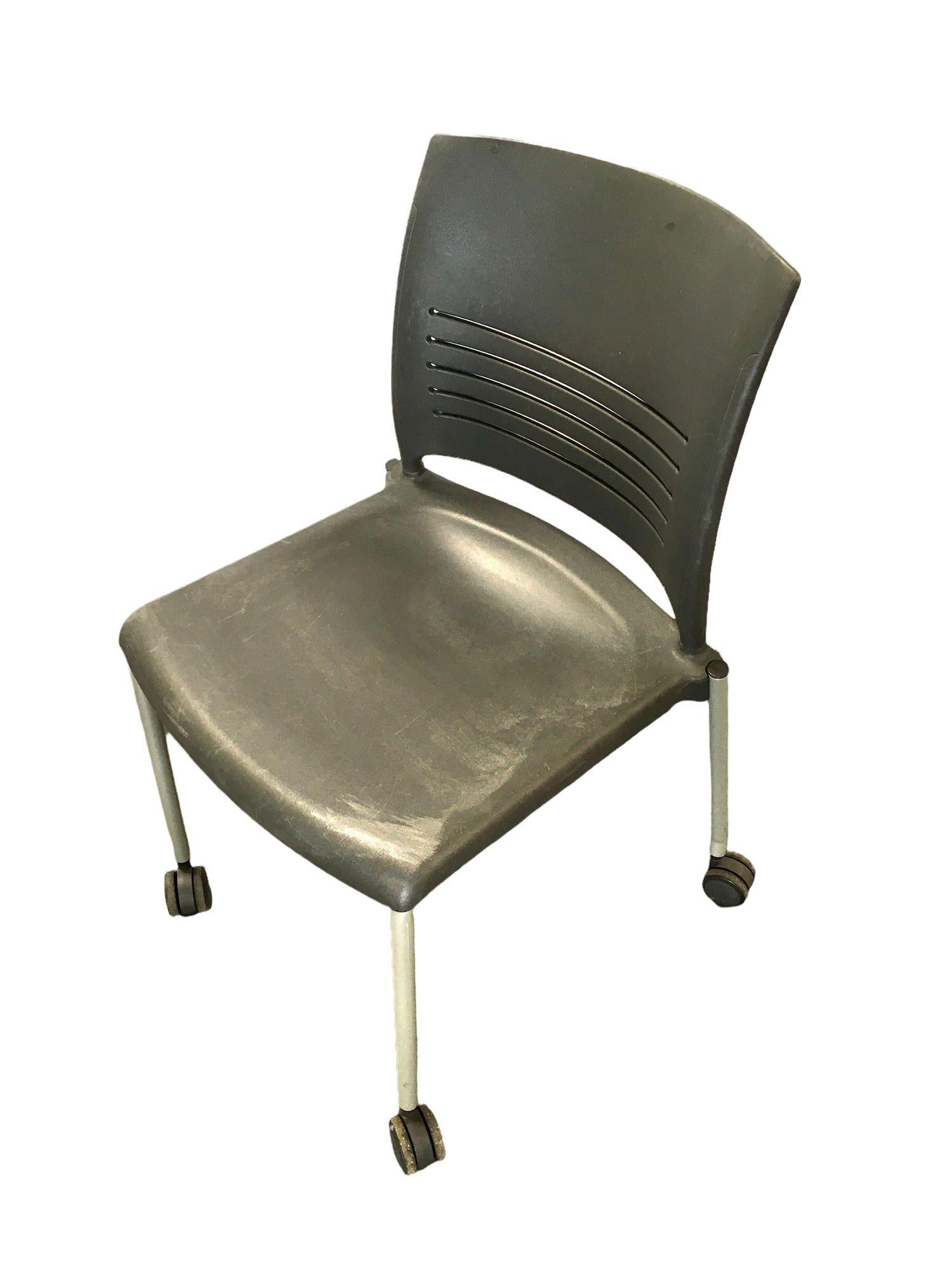 Moderne Chaises de bureau à roulettes en plastique gris foncé vintage de Giancarlo Piretti pour Strive en vente