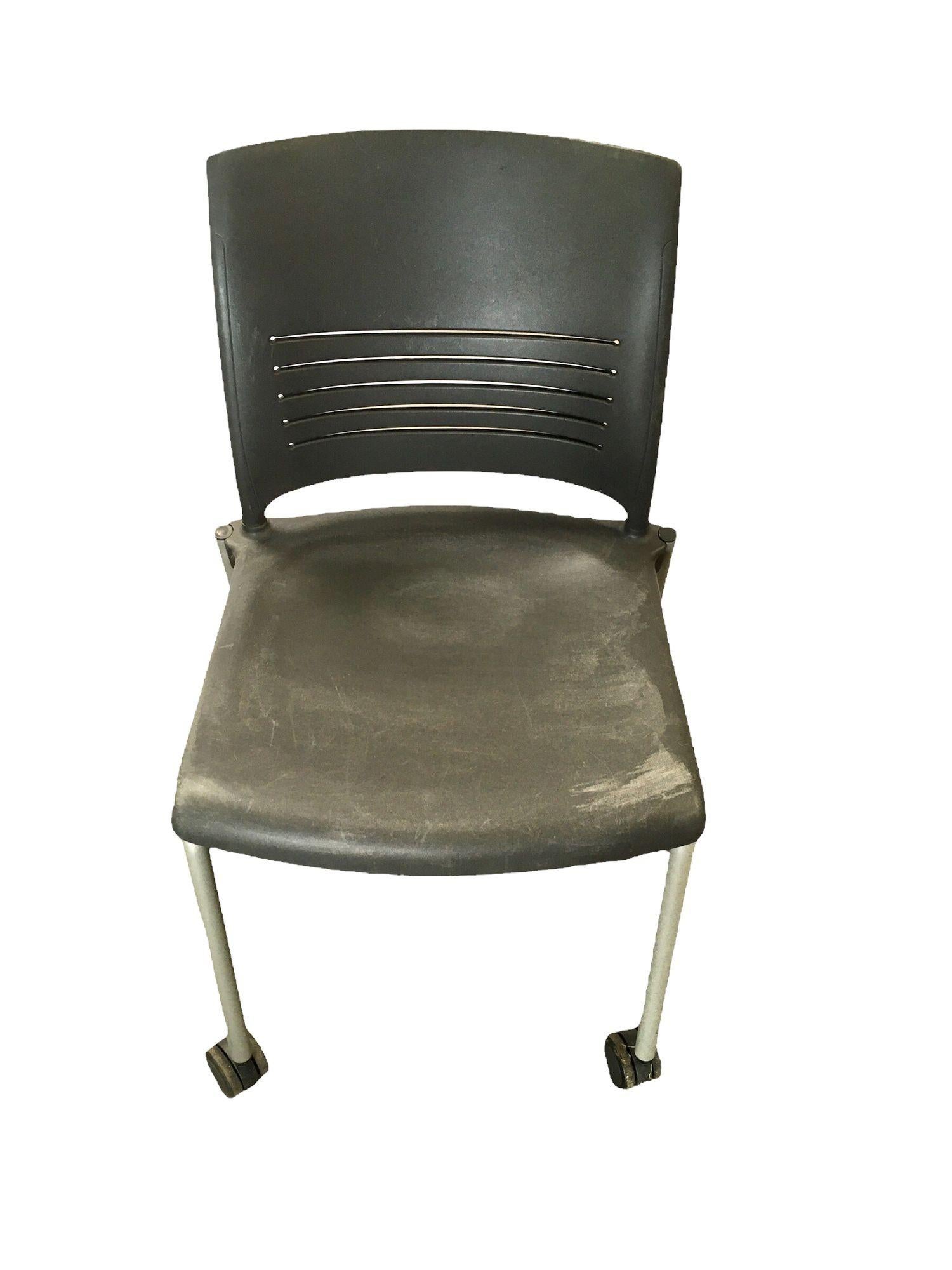 Américain Chaises de bureau à roulettes en plastique gris foncé vintage de Giancarlo Piretti pour Strive en vente