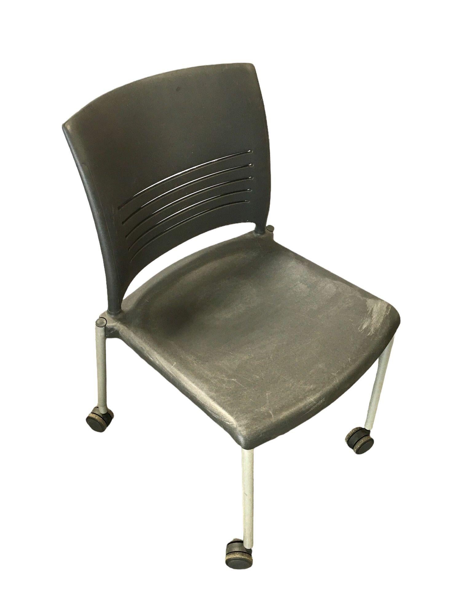 Chaises de bureau à roulettes en plastique gris foncé vintage de Giancarlo Piretti pour Strive Excellent état - En vente à Van Nuys, CA