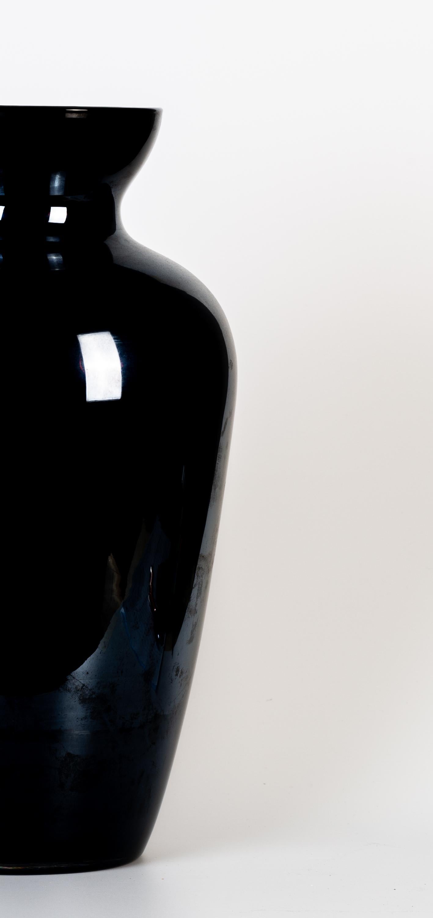 Dark night vase is a very beautiful decorative object, realized during the 1970s.

A very elegant shiny glass vase dark blue colored.

Perfect to embellish your home!

Good conditions.

Decor your home with a touch of elegance!
