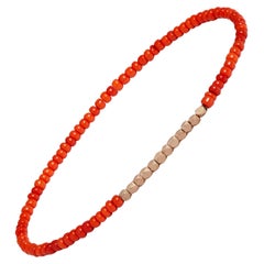 Dunkelorangefarbenes Perlenarmband mit Roségold von Allison Bryan