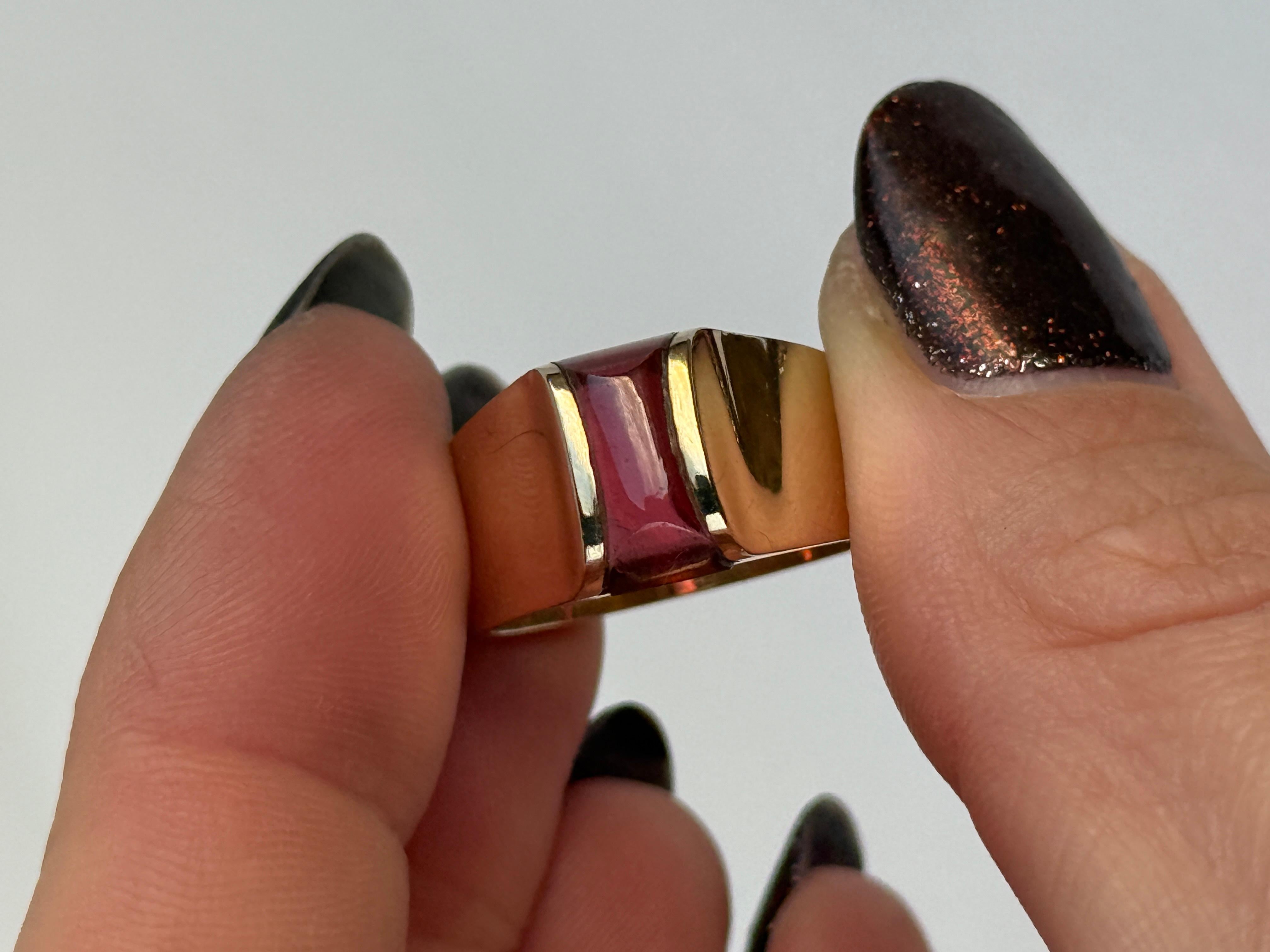 Dieser wunderschöne Ring ist aus 9 Karat Gold gefertigt. Die tiefrosa Turmalin Cabochon misst ca. 75pts. Vollständig gestempelt London 1972.

Ring Größe: M 1/2 oder 6 1/2 
Breite der Oberfläche: 10 mm
Höhe ab Finger: 6mm

Gewicht: 5.8 g 

