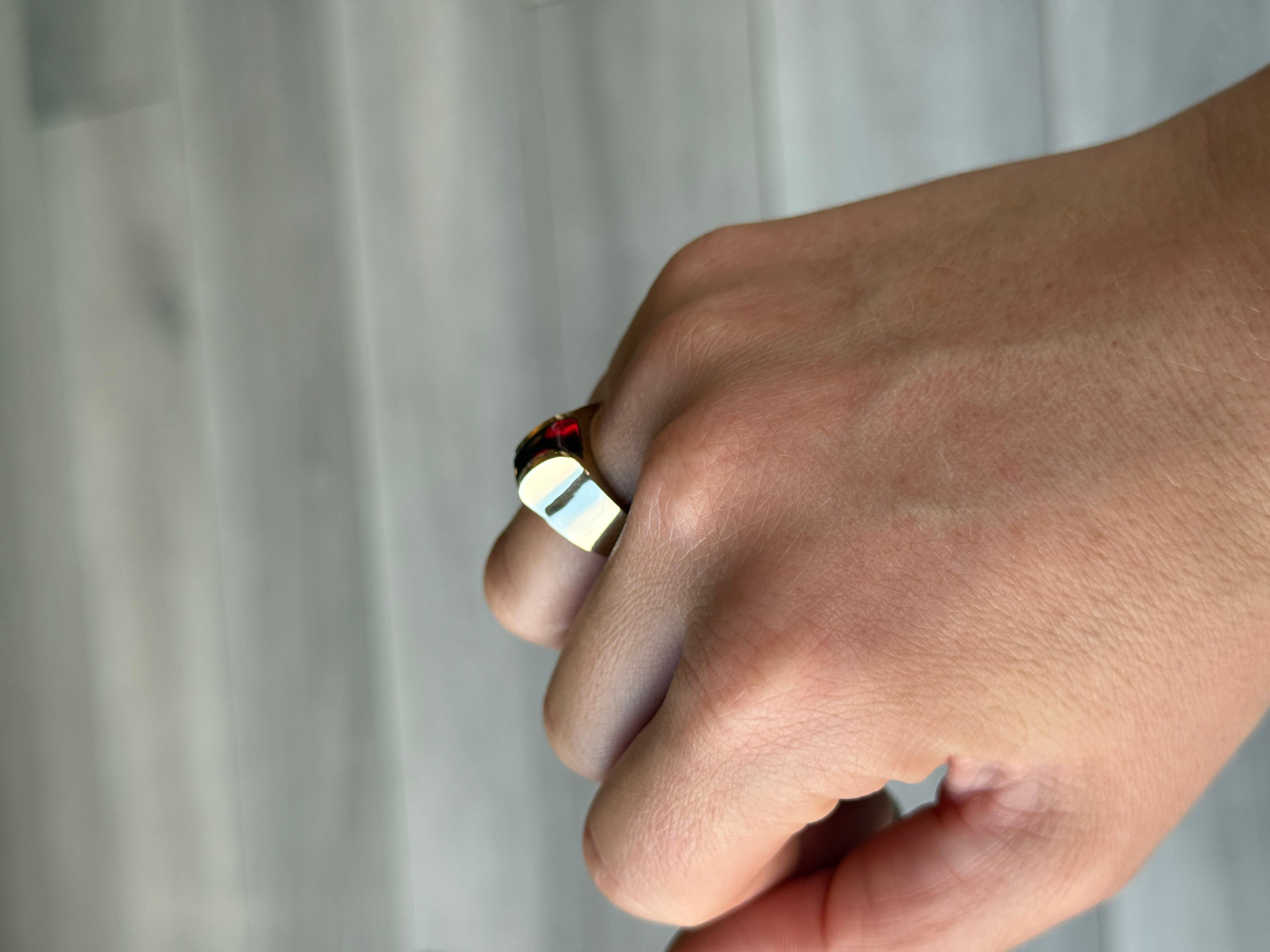 Vintage Dark Pink Turmalin Cabochon und 9 Karat Gold Solitär Ring im Zustand „Gut“ im Angebot in Chipping Campden, GB