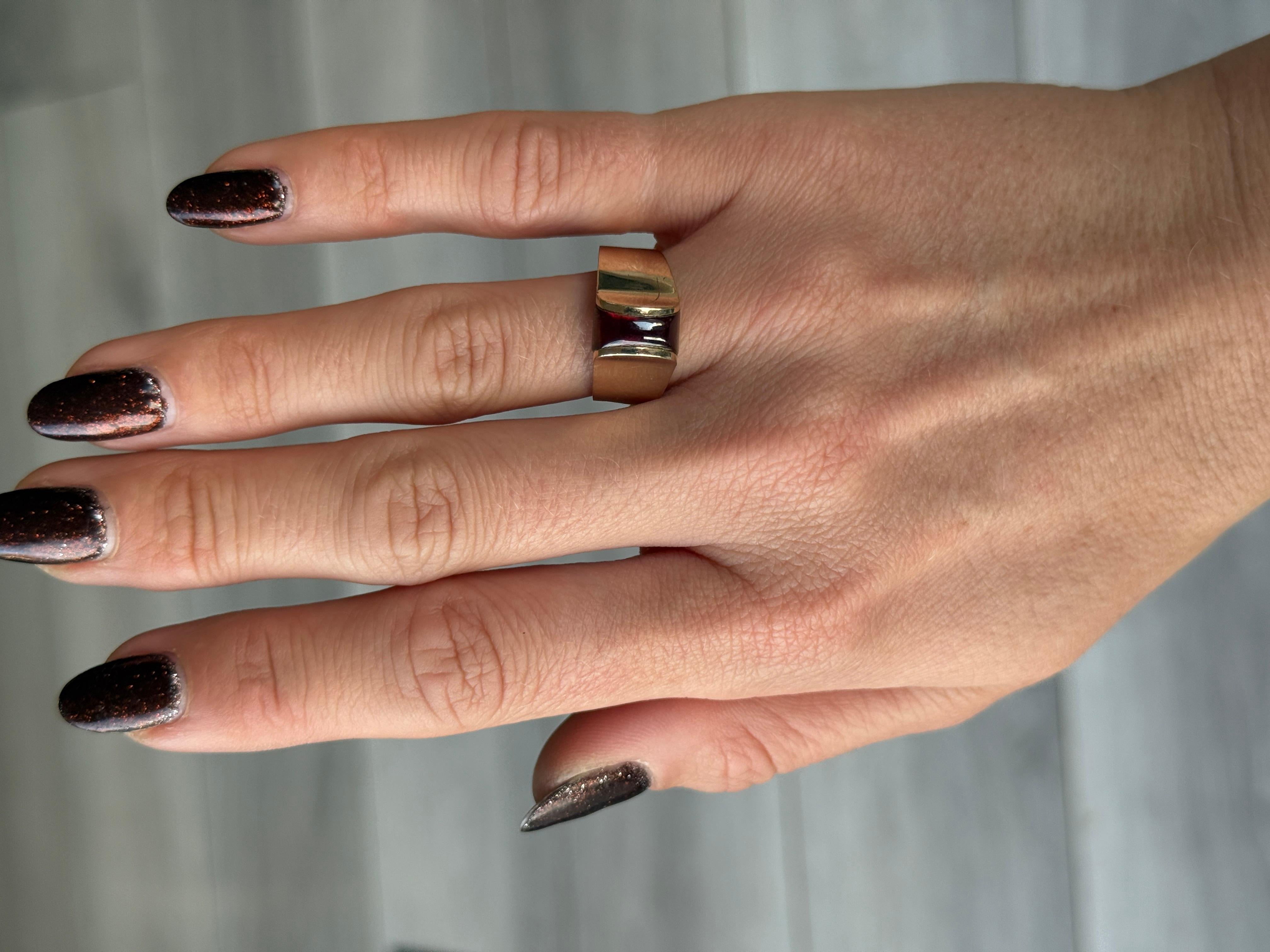 Vintage Dark Pink Turmalin Cabochon und 9 Karat Gold Solitär Ring im Angebot 1