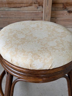 Runder Ottomane oder Schminkhocker im Vintage-Stil aus dunklem Rattan mit gepolstertem Sitz