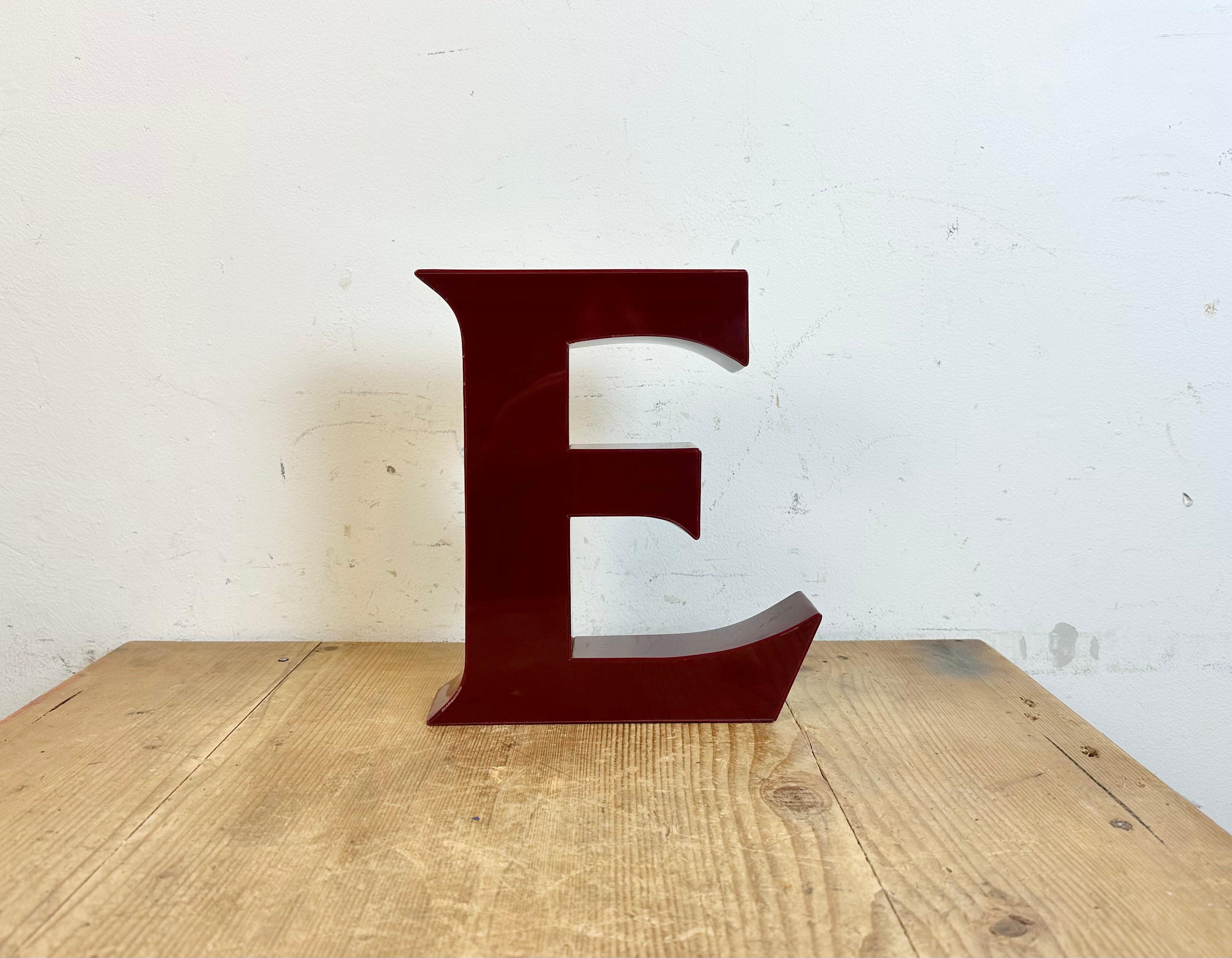 Cette lettre lumineuse de façade rouge foncé en plastique industriel vintage.  E a été fabriqué en Italie dans les années 1970 et provient d'une ancienne bannière publicitaire. Elle est équipée d'une bande LED. Le poids de la lettre est de 0,5 kg.