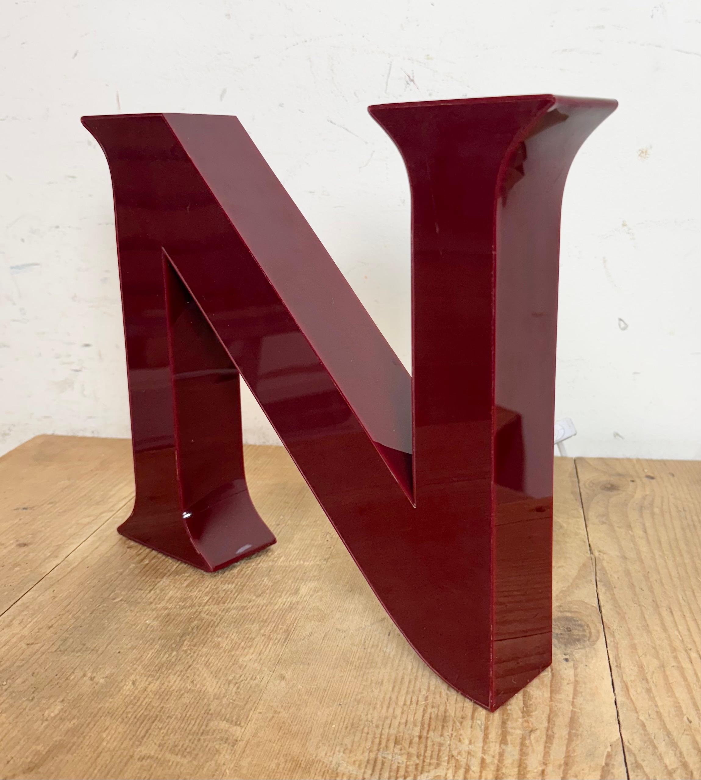 Letra N iluminada rojo oscuro vintage , años 80 en Bueno estado para la venta en Kojetice, CZ