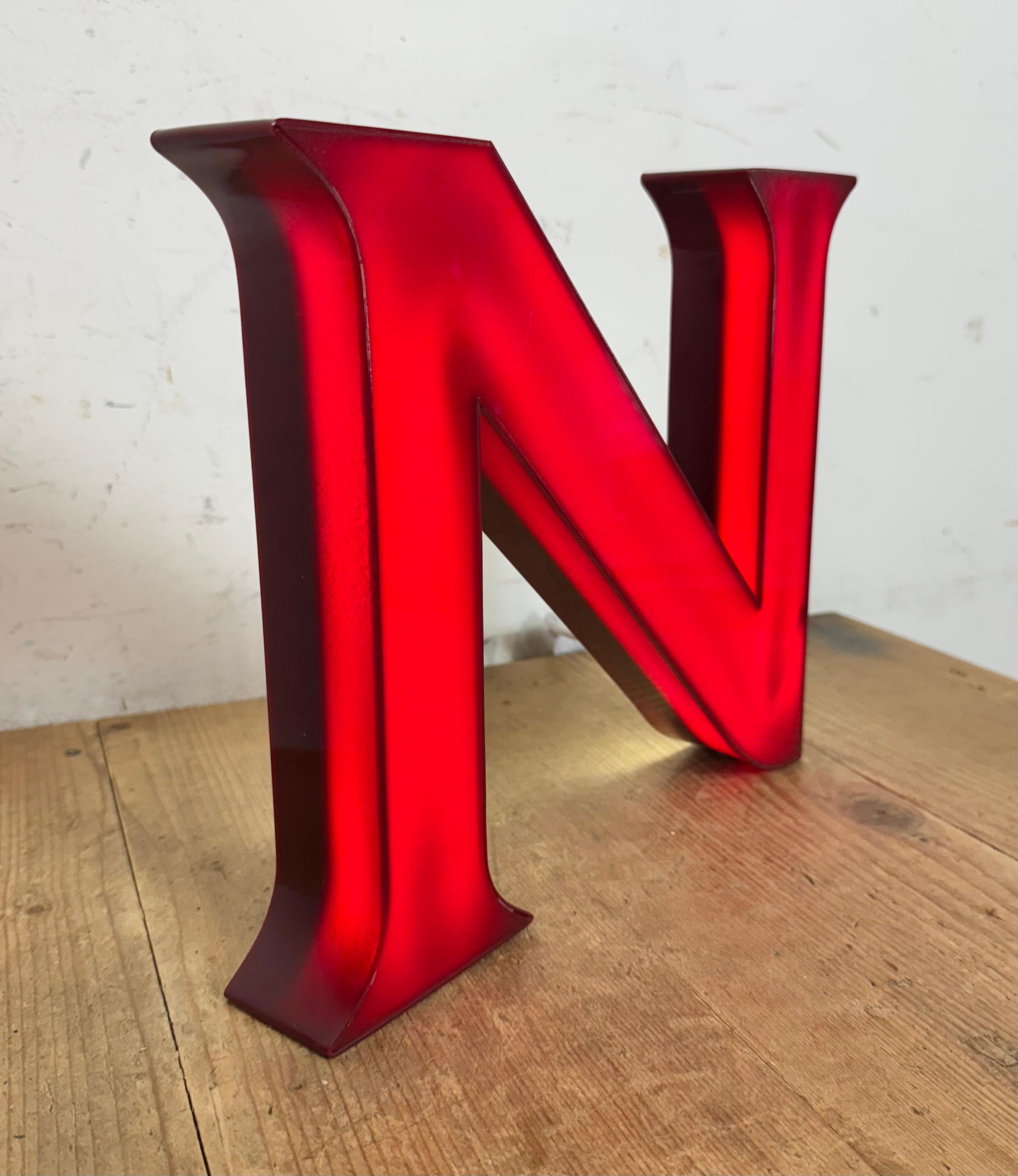 Letra N iluminada rojo oscuro vintage , años 80 en venta 2