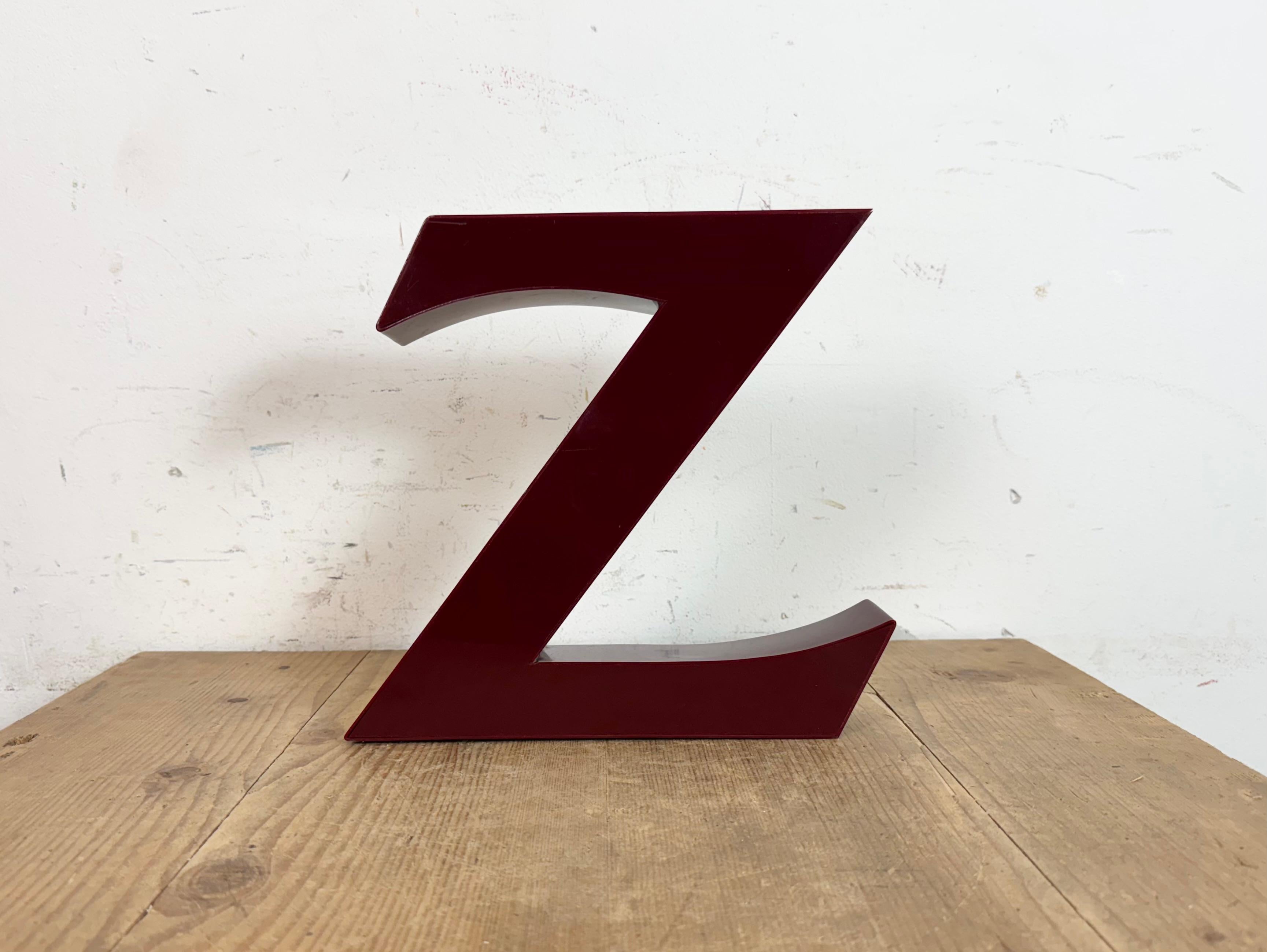 Cette lettre lumineuse de façade rouge foncé en plastique industriel vintage.  Z a été fabriqué en Italie dans les années 1970 et provient d'une ancienne bannière publicitaire. Elle est équipée d'une bande LED. Le poids de la lettre est de 0,5 kg.