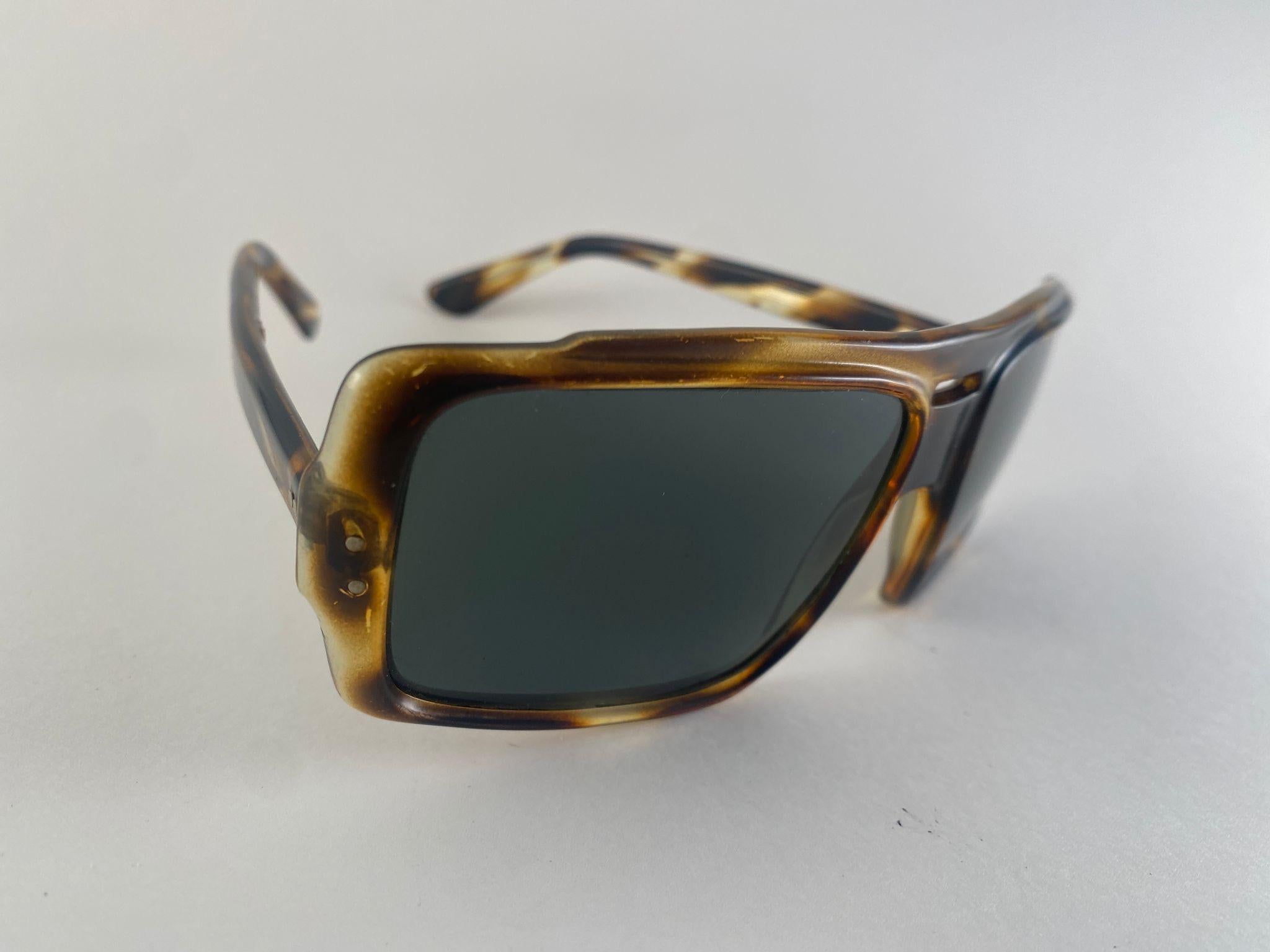 Vintage Dark Tortoise Rectangular Frame With Solid Grey Lenses. 

Diese Schönheit hat sichtbare Zeichen der Abnutzung auf sie kaum spürbar beim Tragen.


Ein begehrter Artikel, den Sie nicht verpassen sollten!


Messungen

Vorderseite               