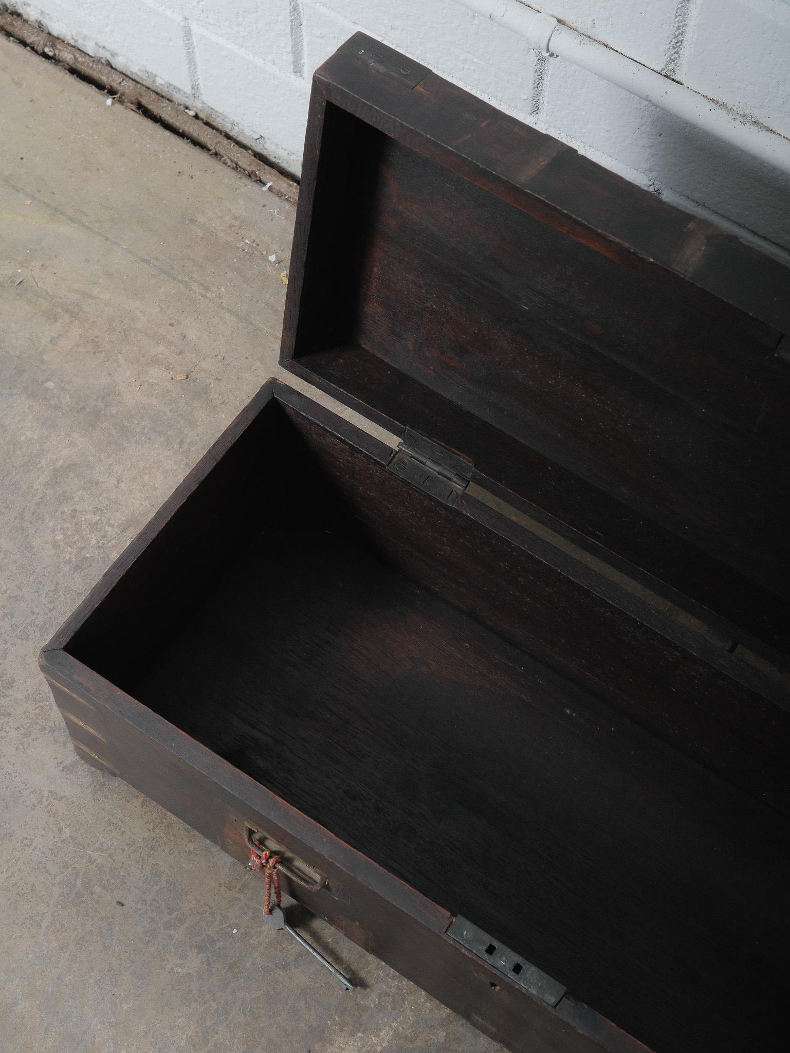 Cassapanca indiana d'epoca in legno scuro con giunture in ottone e chiavi in vendita 5