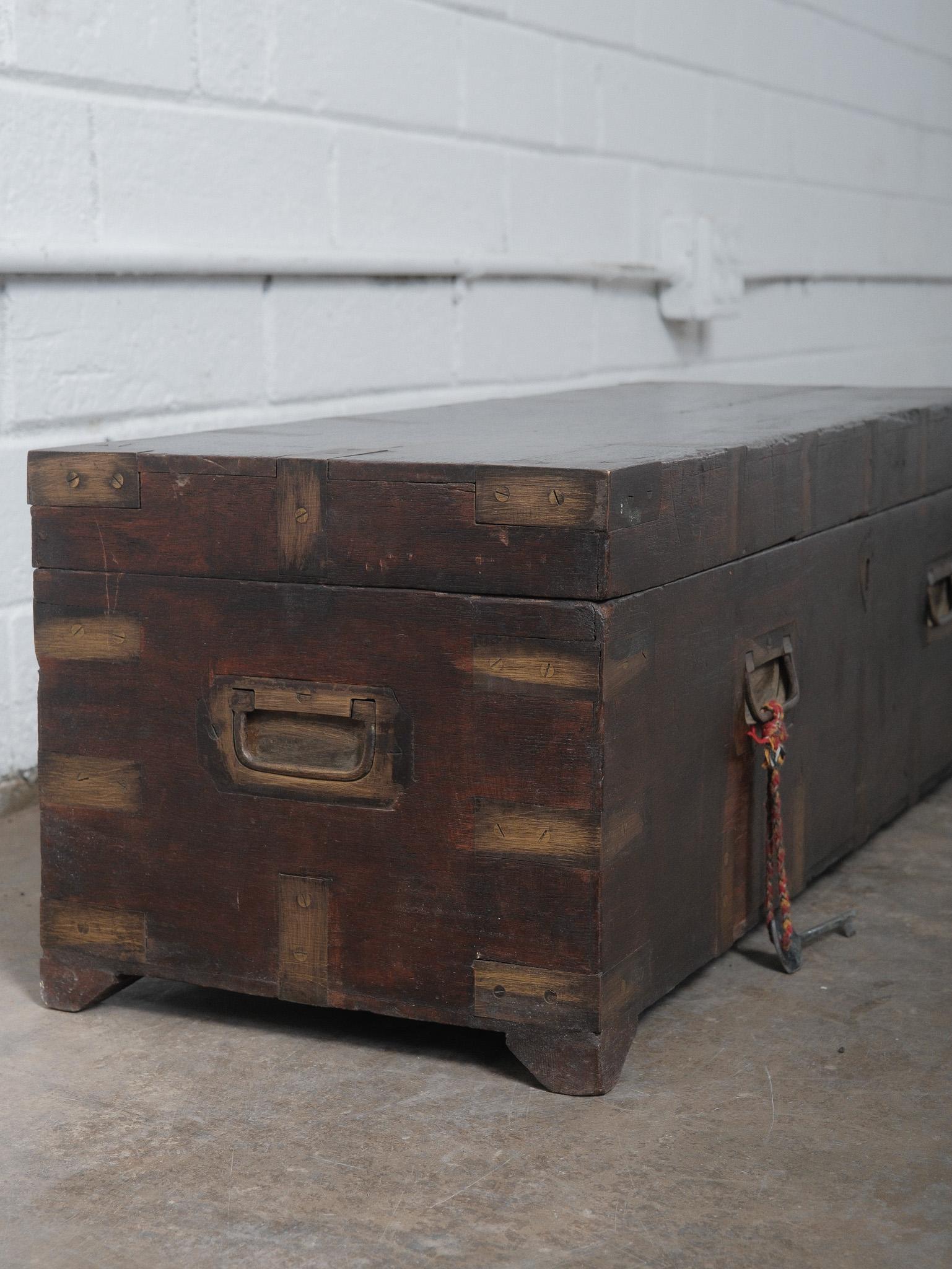 Cassapanca indiana d'epoca in legno scuro con giunture in ottone e chiavi in vendita 7
