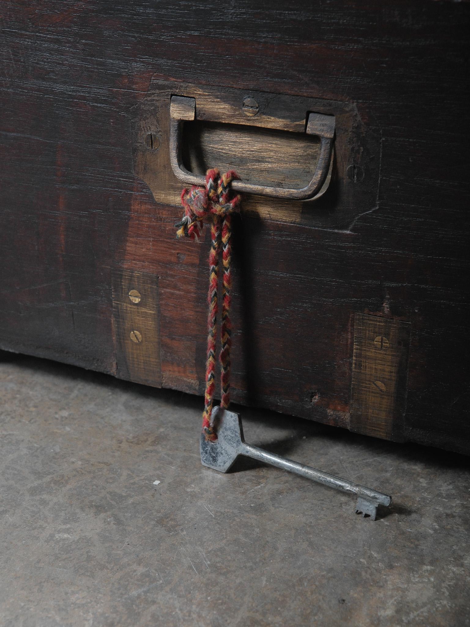 Cassapanca indiana d'epoca in legno scuro con giunture in ottone e chiavi In condizioni buone in vendita a High Point, NC