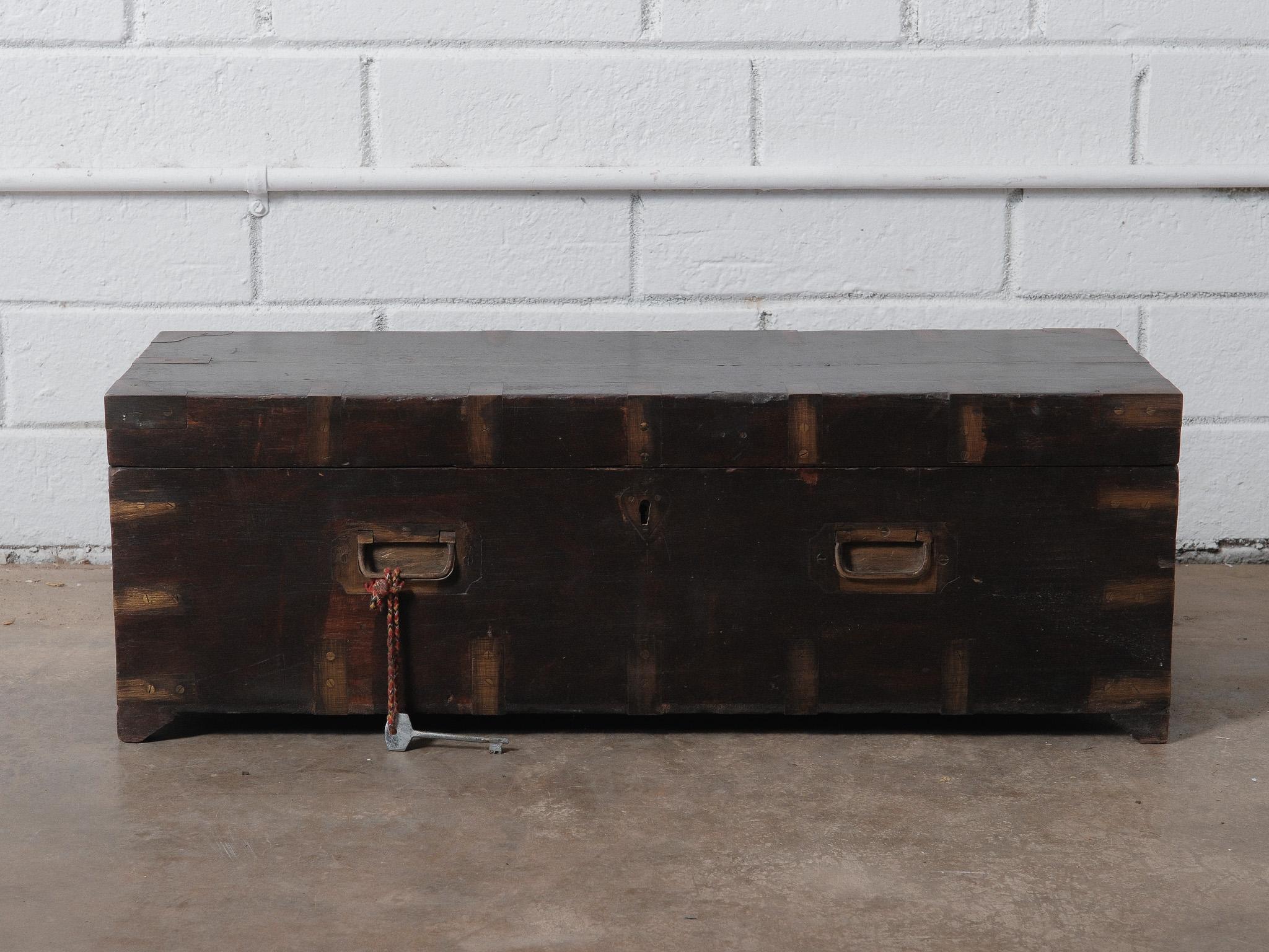 Cassapanca indiana d'epoca in legno scuro con giunture in ottone e chiavi in vendita 1