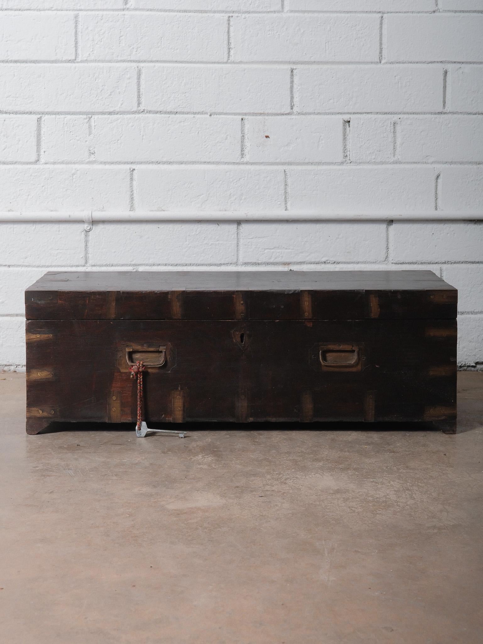 Cassapanca indiana d'epoca in legno scuro con giunture in ottone e chiavi in vendita 2