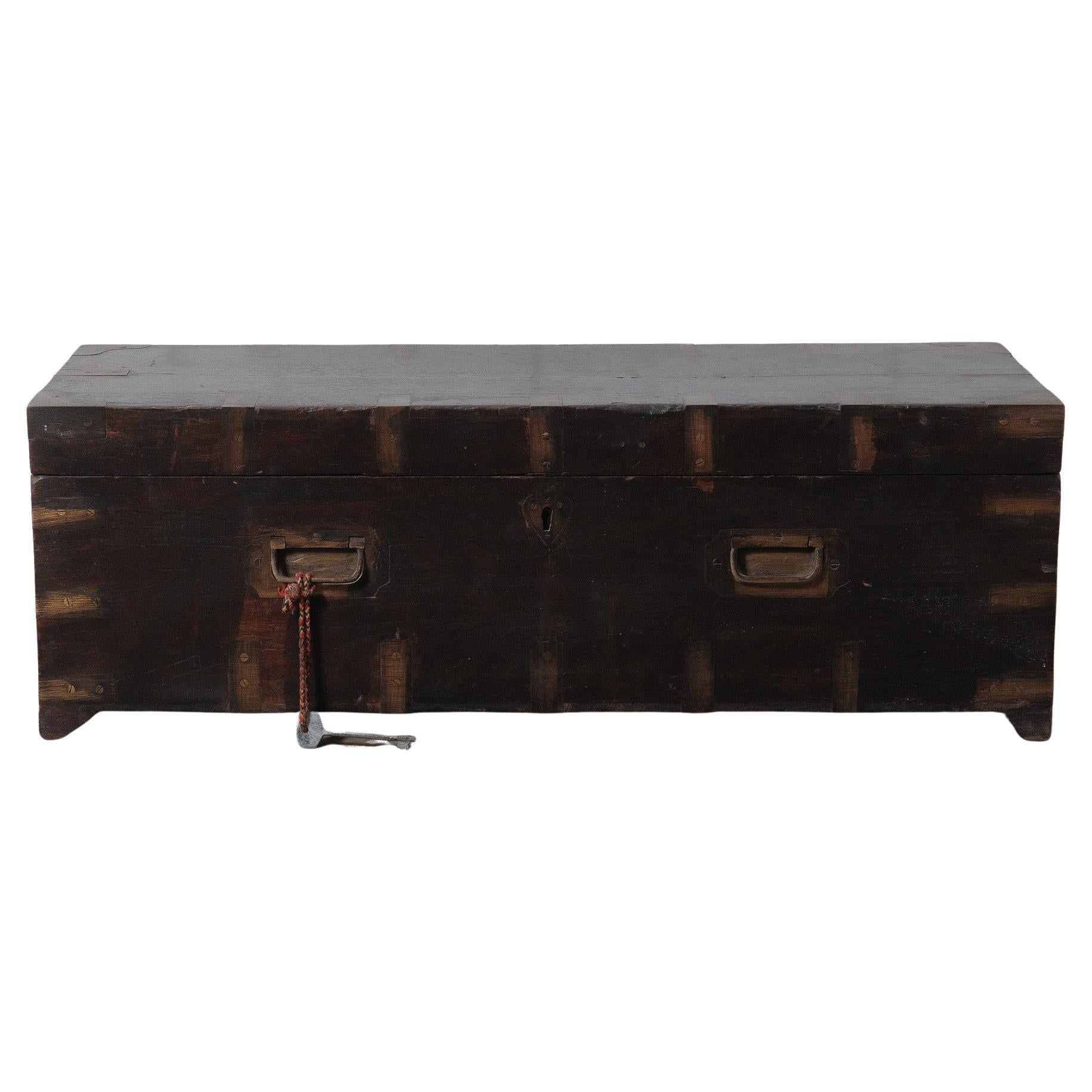 Cassapanca indiana d
epoca in legno scuro con giunture in ottone e chiavi