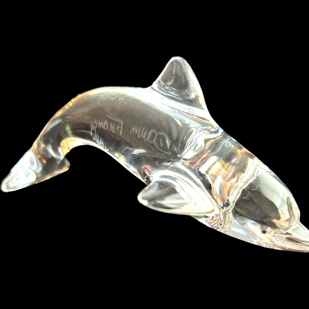 Cette sculpture vintage en cristal de Daum est une œuvre d'art étonnante qui ajoutera de l'élégance à toute collection.  Fabriquée en France, cette figurine en cristal présente un magnifique sujet de dauphin qui ne manquera pas de captiver tous ceux