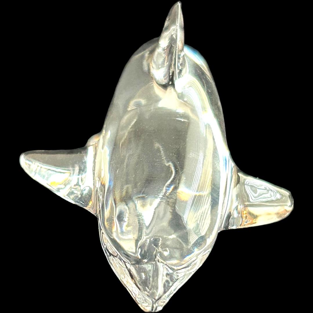 Français Sculpture vintage en cristal de Daum représentant un dauphin en vente