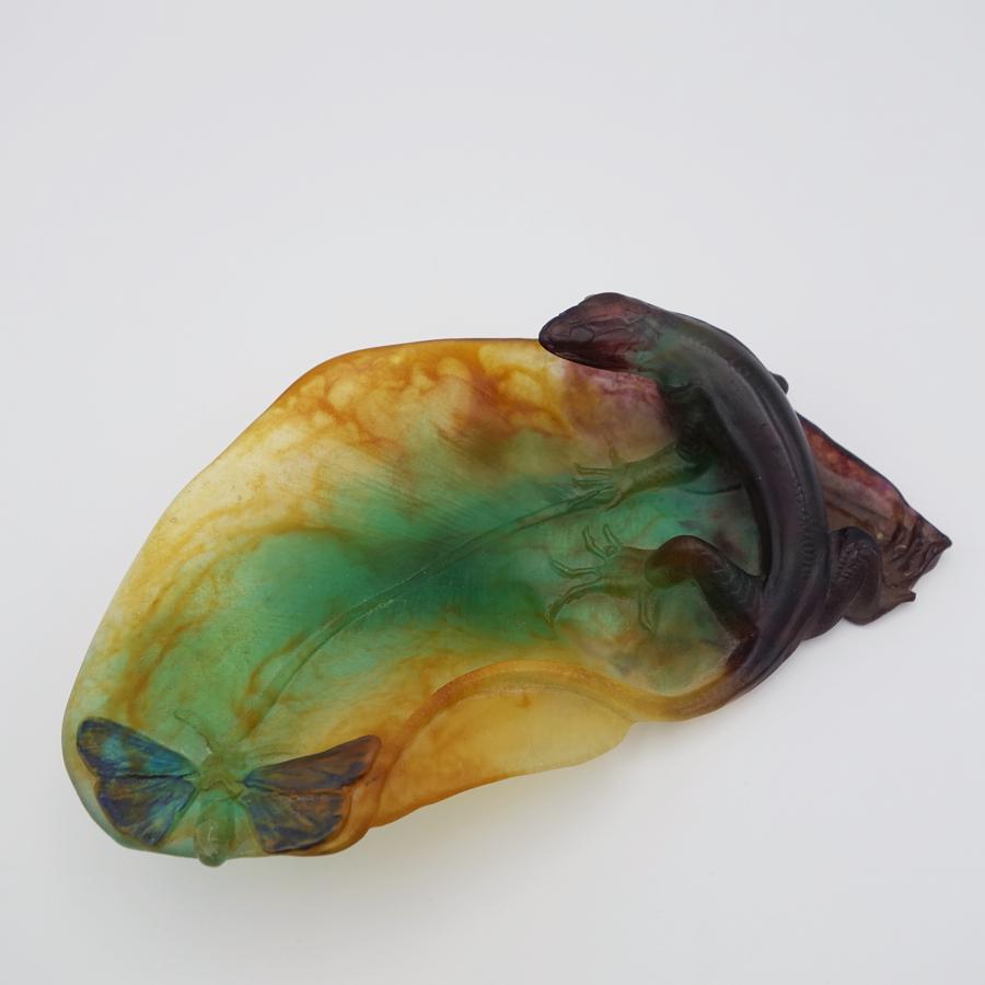 Ce plat en verre d'art Daum France Pate de Verre présente un motif de lézard et de papillon de nuit sur une feuille détaillée. Ce plat ou plateau présente une coloration exceptionnelle allant des verts les plus profonds, parfois noirs, à de