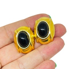 Orecchini a buco vintage firmati DAUPLAISE con cabochon nero in tonalità oro