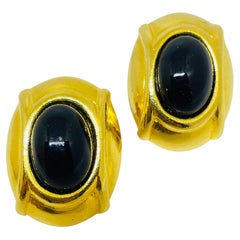 Orecchini a buco vintage firmati DAUPLAISE con cabochon nero in tonalità oro