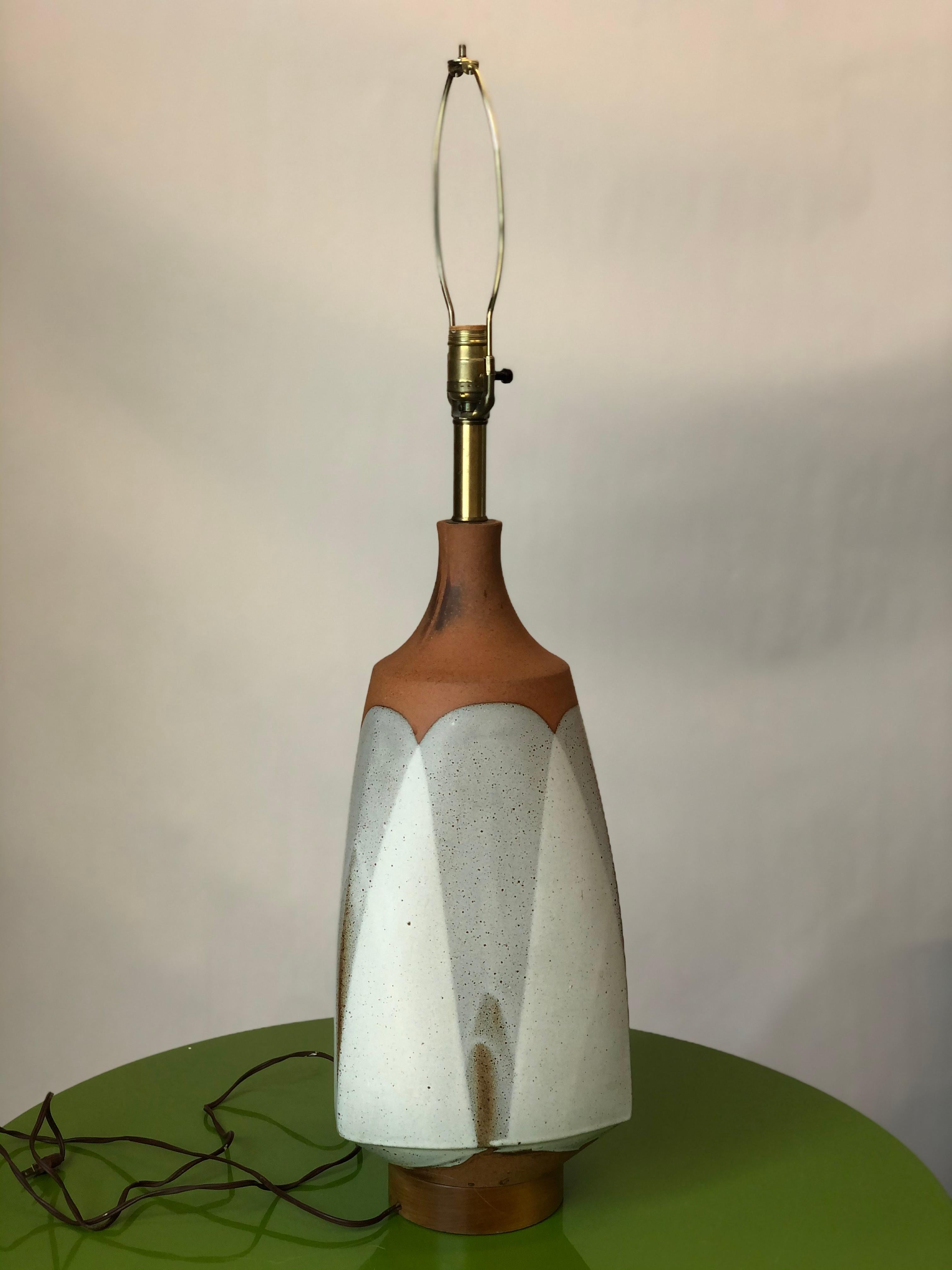 This vintage ceramic table lamp by David Cressey is in excellent condition overall. Shows wear consistent to age and use.
circa 1965. USA.
Dimensions:
9.5