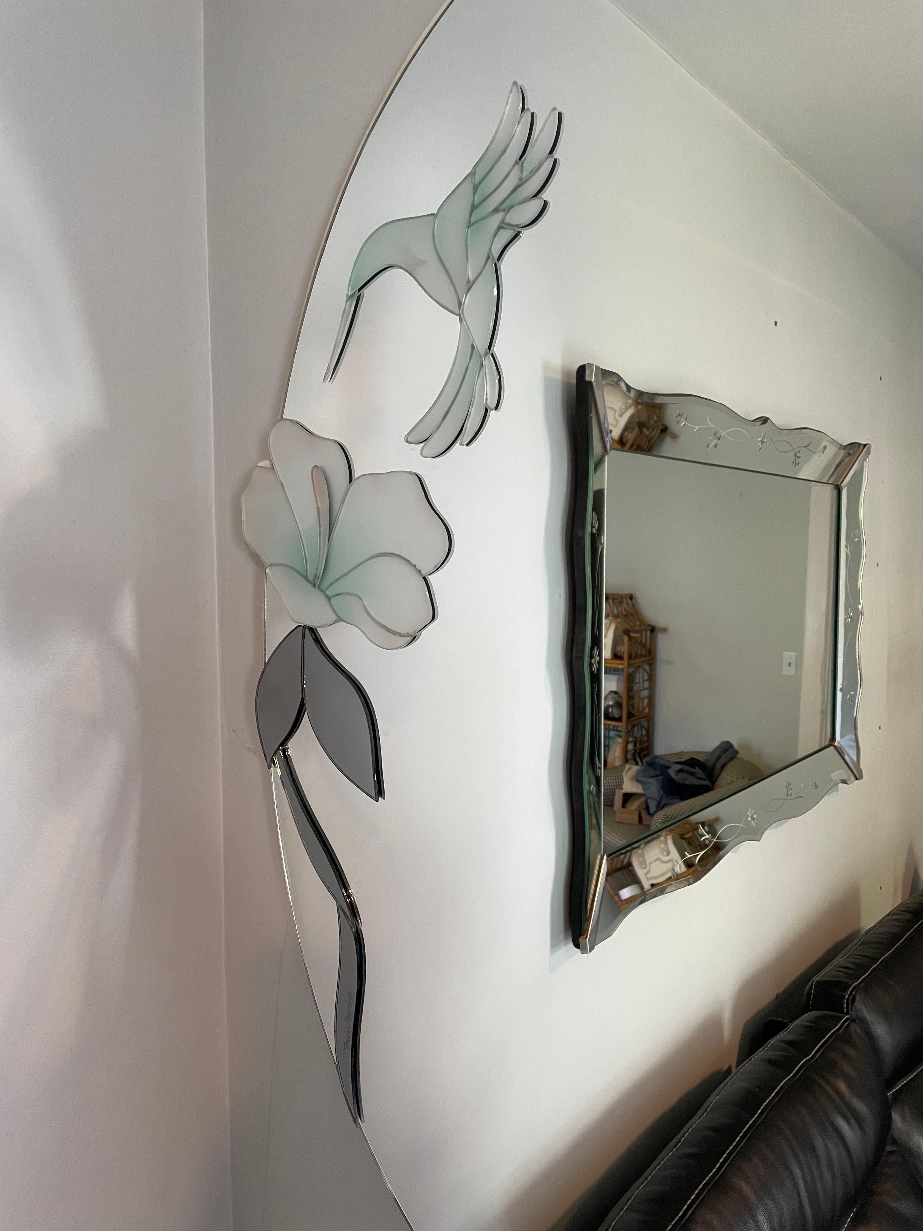 Ovaler Vintage-Wandspiegel mit Hummingbird- und Blumenmuster von David Marshall (amerikanisch) im Angebot