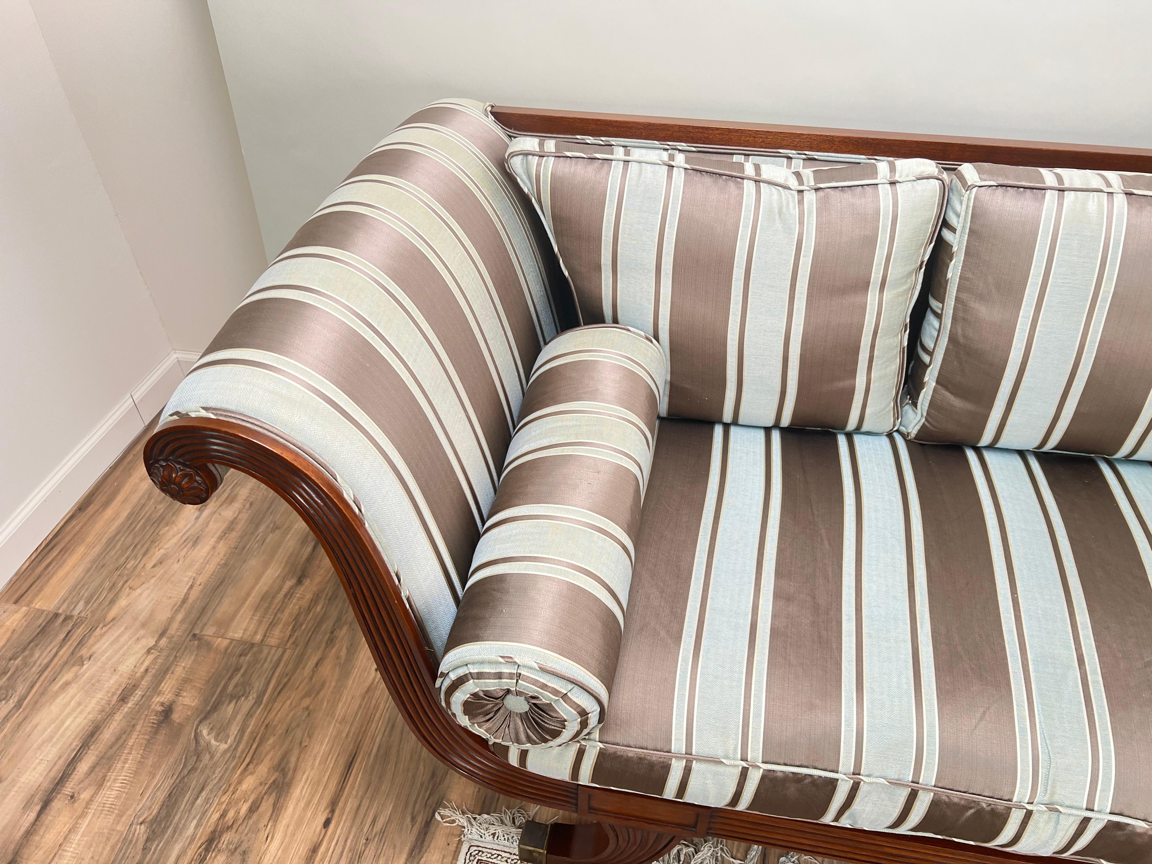 Inglese Divano vintage in stile Reggenza in mogano di David Salmon Furnishers in vendita