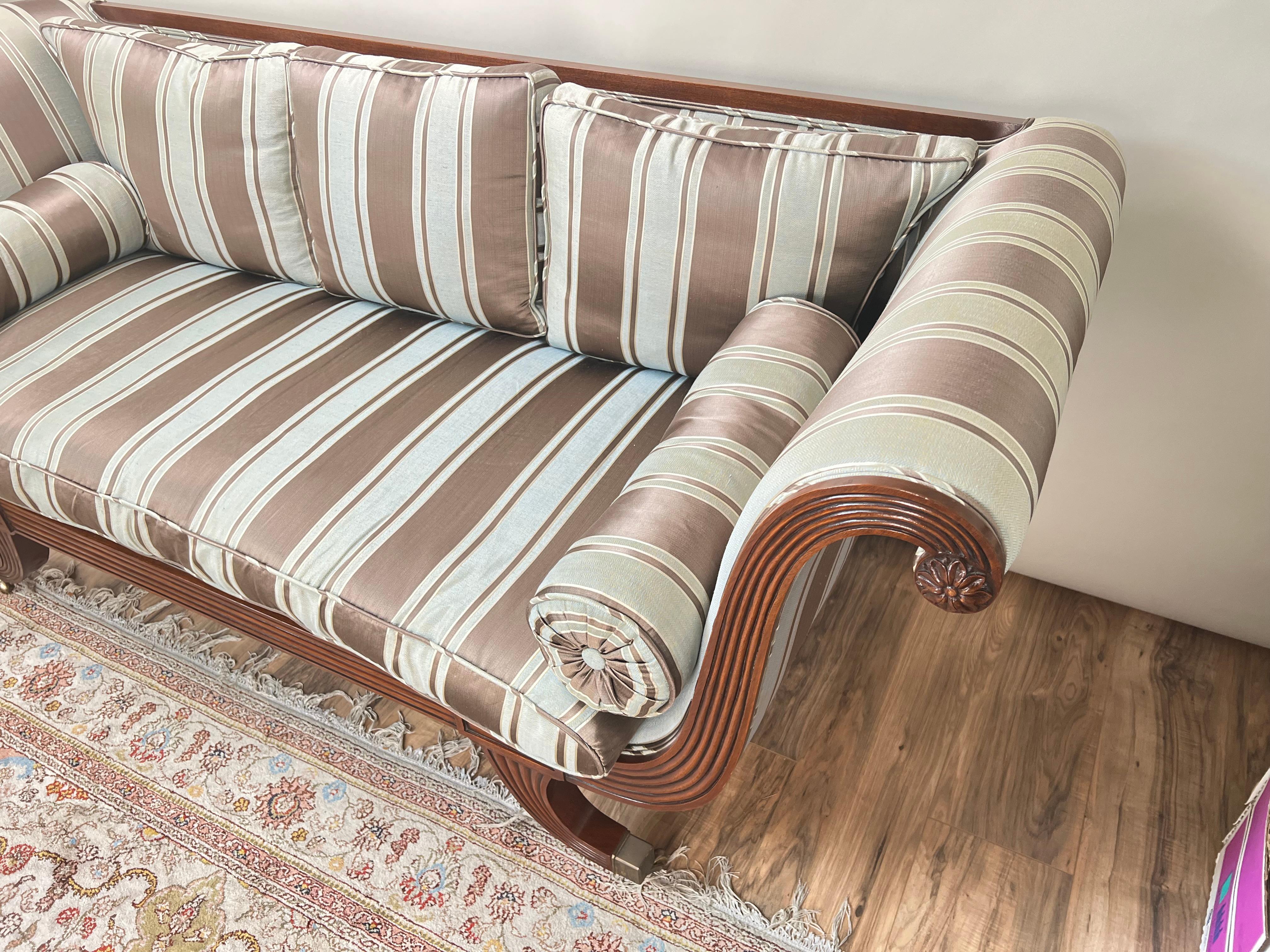 Divano vintage in stile Reggenza in mogano di David Salmon Furnishers In condizioni buone in vendita a Westfield, MA