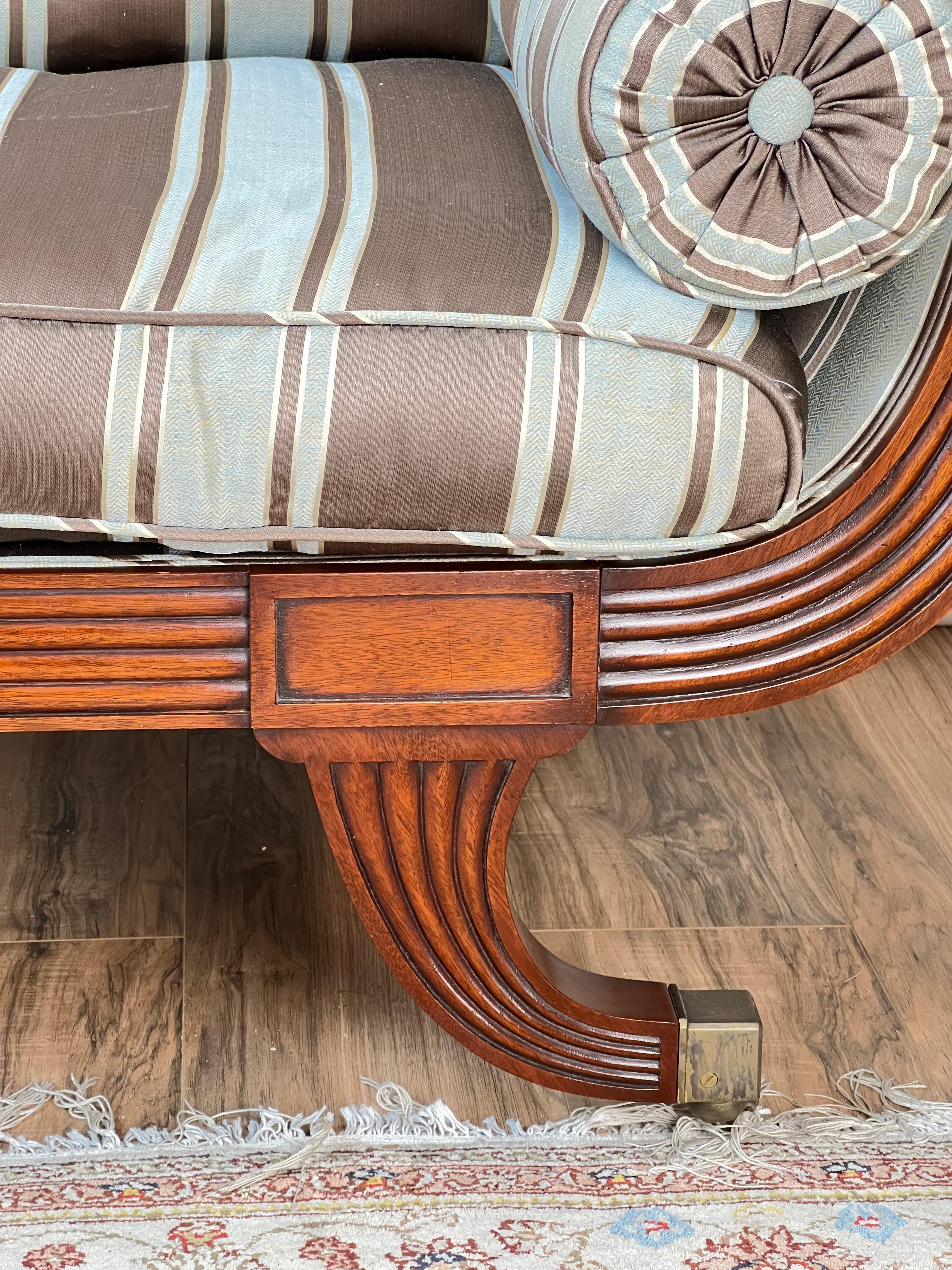 Seta Divano vintage in stile Reggenza in mogano di David Salmon Furnishers in vendita