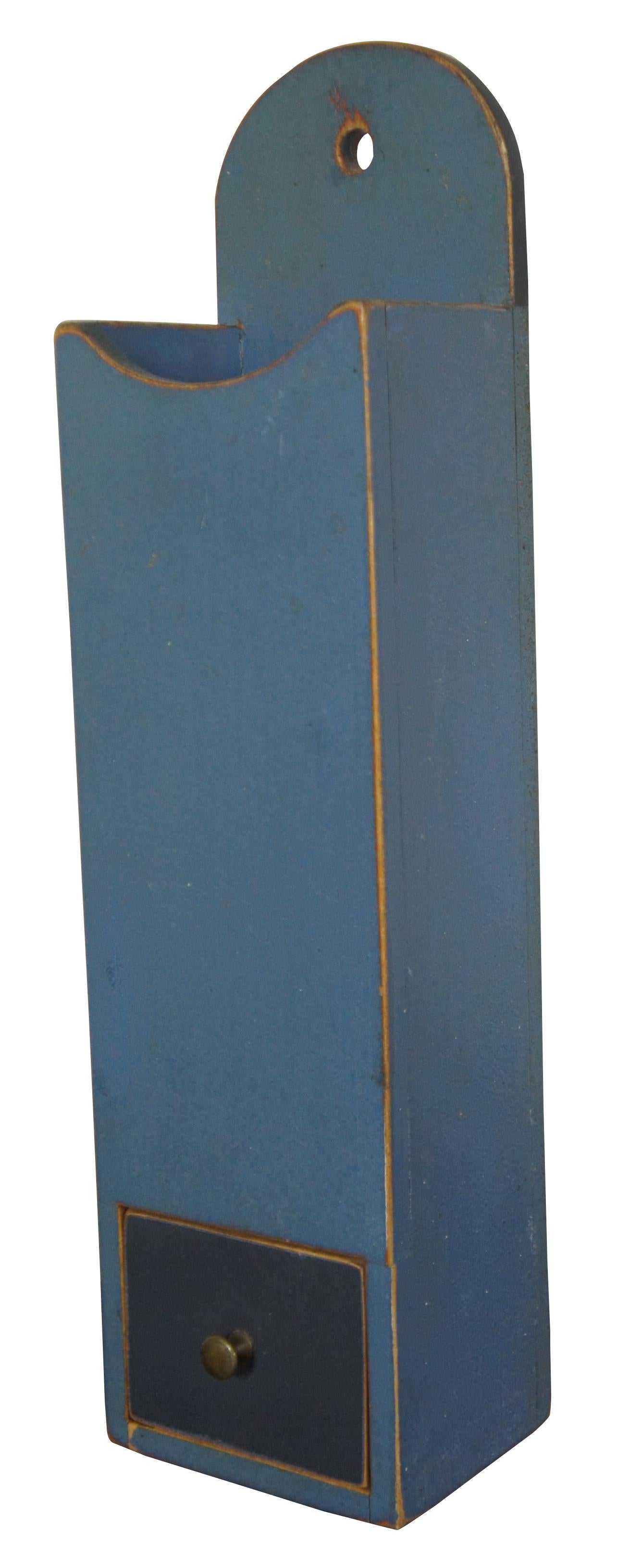 Vintage-Pappel-Pfeifenkasten mit Schublade (Nr. 42), von David T. Smith Cabinetmakers, ca. 1980er Jahre. David T. Smith spezialisierte sich auf Reproduktionen aus der amerikanischen Kolonialzeit unter Verwendung von Methoden und Handwerkern der