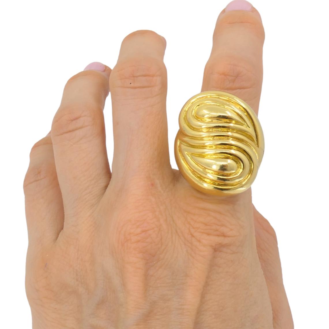 Anello vintage David Webb in oro 18 carati, dal design scultoreo. u2028L'anello ha contorni lisci e in rilievo che formano un motivo astratto. Ogni cresta è arrotondata e lucidata, dando all'anello un aspetto dimensionale impressionante.u2028Come