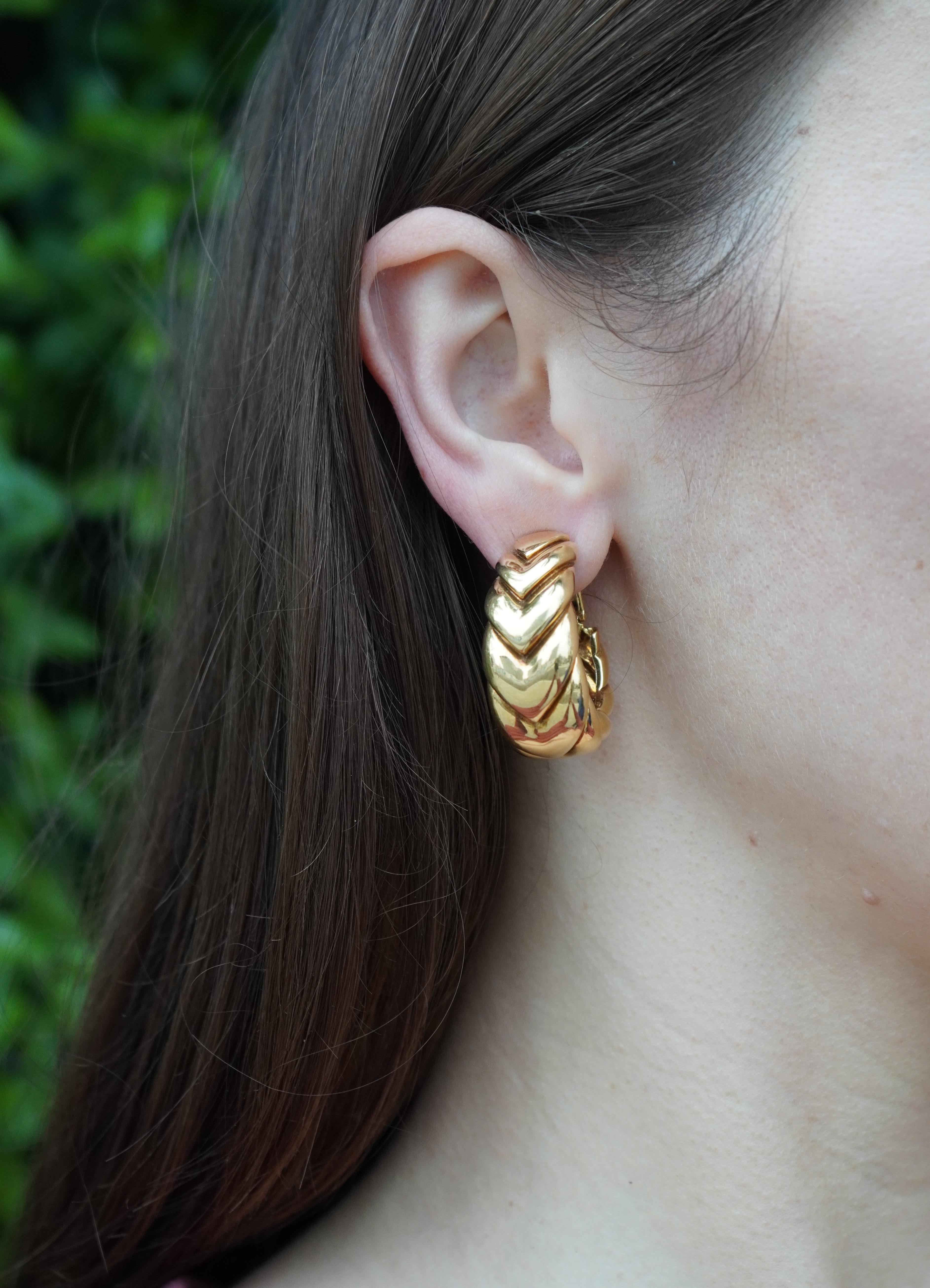 These vintage David Webb 18k gold hoop earrings from the 1990s showcase the brand’s bold and sculptural design. Featuring a tiered chevron pattern, the earrings have a distinctive, dimensional look that reflects Webb’s signature aesthetic. Crafted
