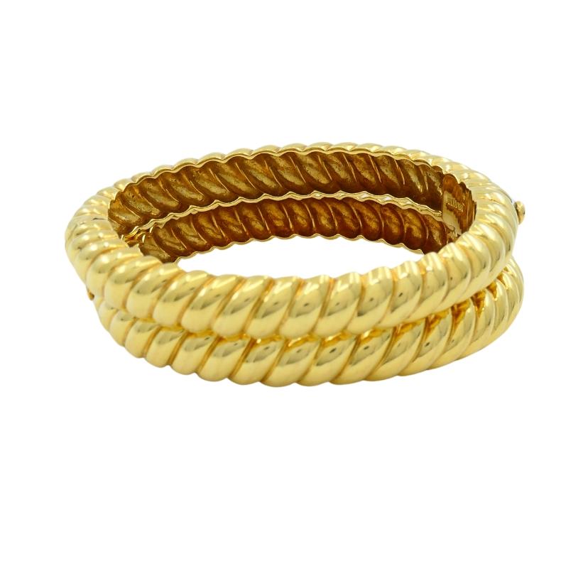 Audacieuse mais raffinée, cette paire de bracelets vintage David Webb en or 18 carats apporte un sens confiant du style. Dotés d'un motif de corde torsadée, ces bracelets sont solides et sûrs d'eux, reflétant le style caractéristique de la marque.
