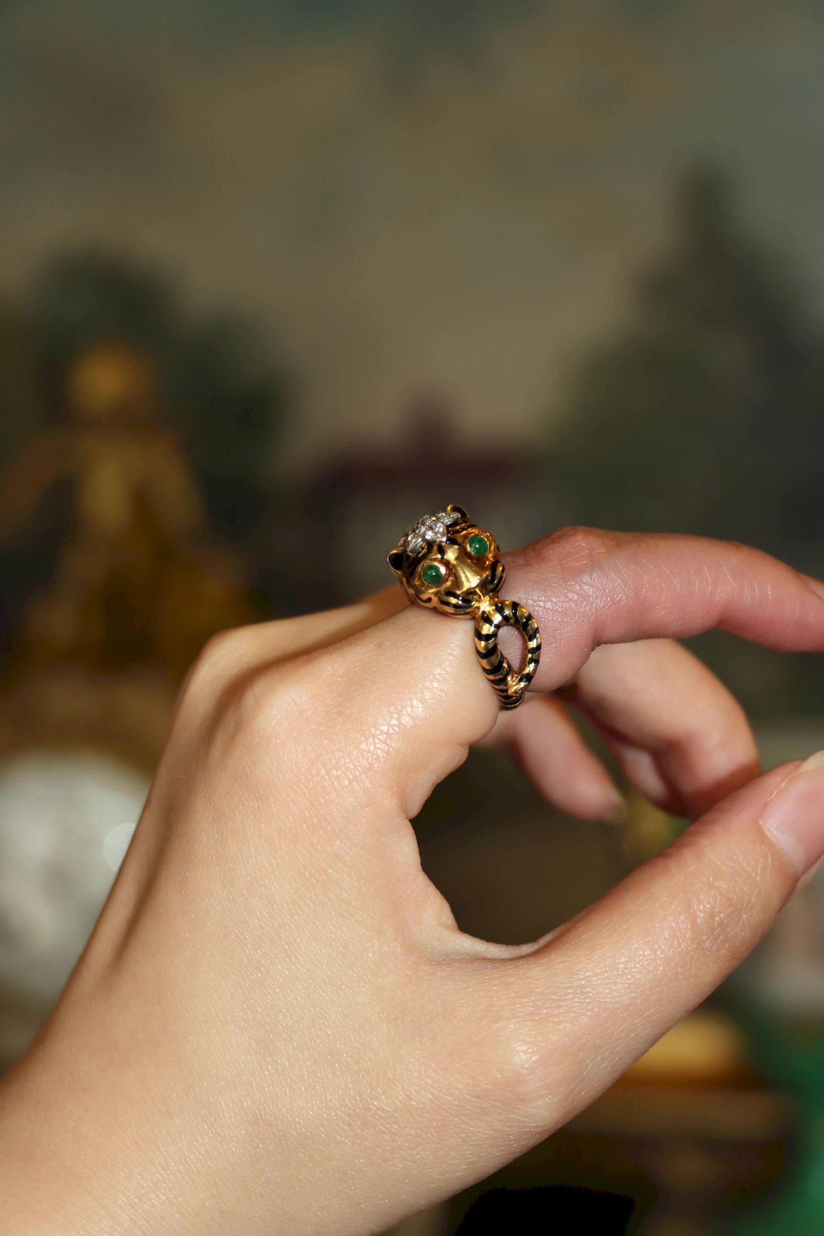 Vintage David Webb 18K Gold & Platinum Diamonds Emerald Tiger Ring

Marked:
18K
PLAT
WEBB

Approximate Dimensions:
4.75 (Ring Size) 
Approx. 0.69 carats (Diamond)
12.0 grams in weight.

** All dimensions listed above are approximations based on our