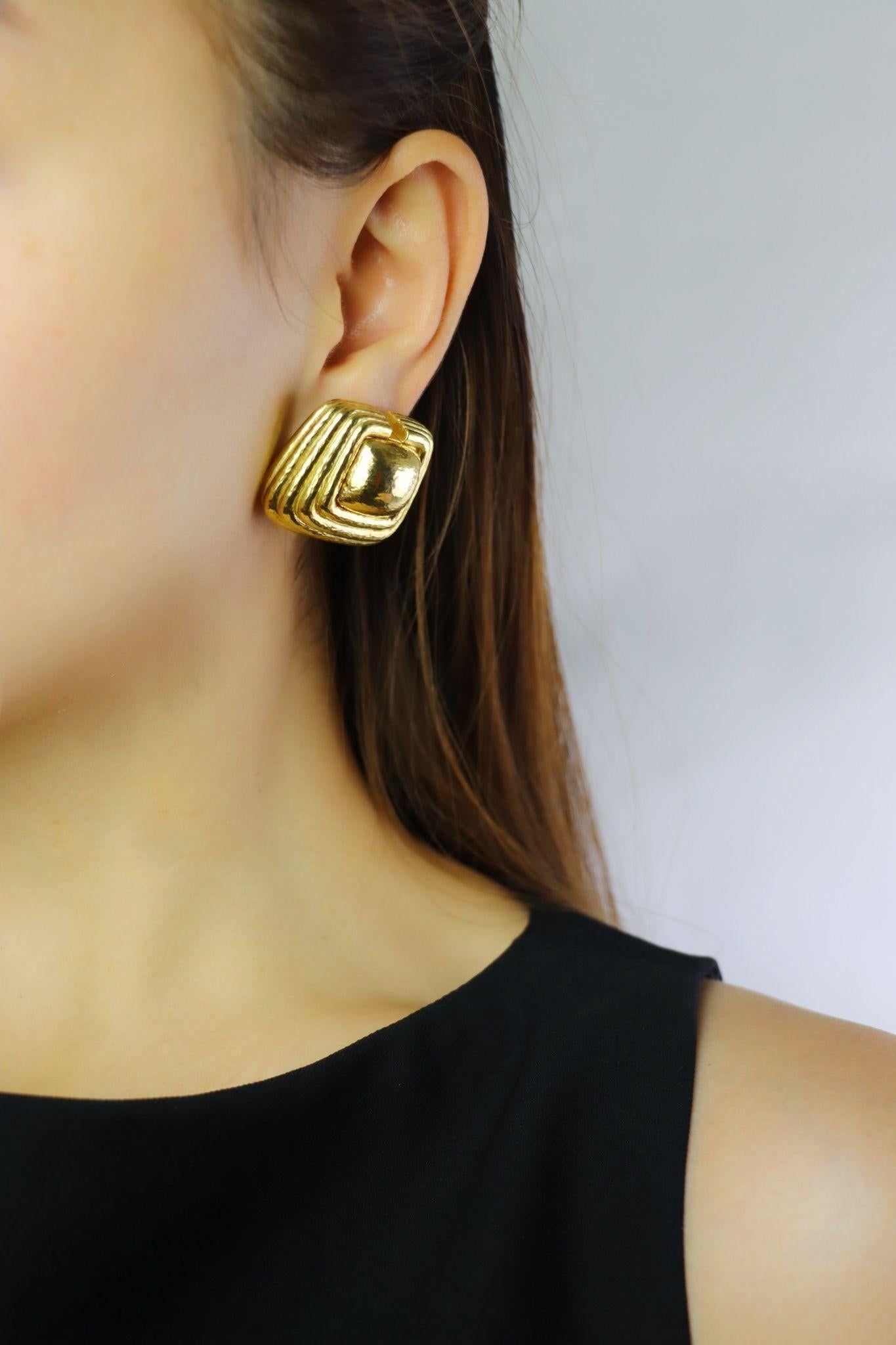 Vintage David Webb 18K Gold Textured Earring

Marked:
WEBB.
18K

Approximate Dimensions:
3 cm (Length)
2.5 cm (Width)
36.1 grams in weight.

** All dimensions listed above are approximations based on our measurements and findings - Diamonds and