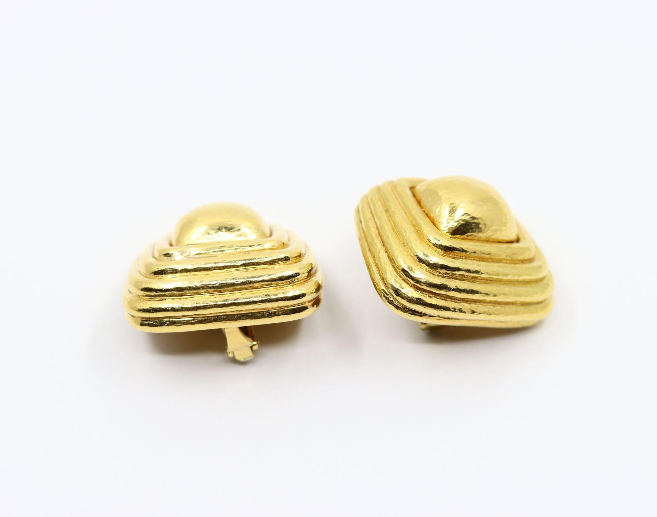 Vintage David Webb 18K Gold Textured Earring In Good Condition For Sale In Flushing, NY