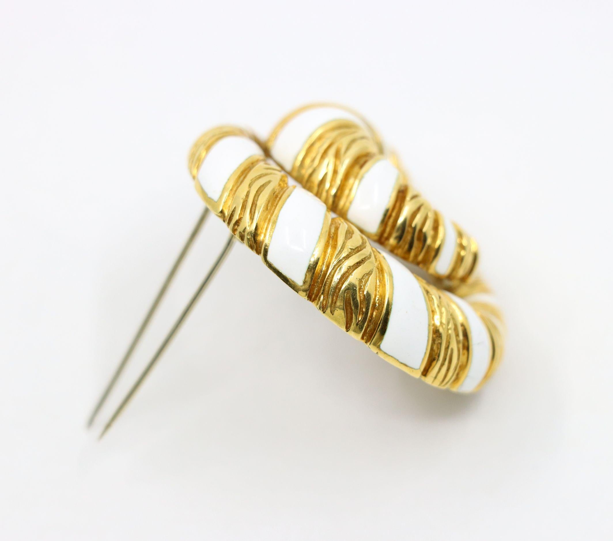 Broche Vintage David David Goldes 18K White Enamel Swirl Brooch en vente 7