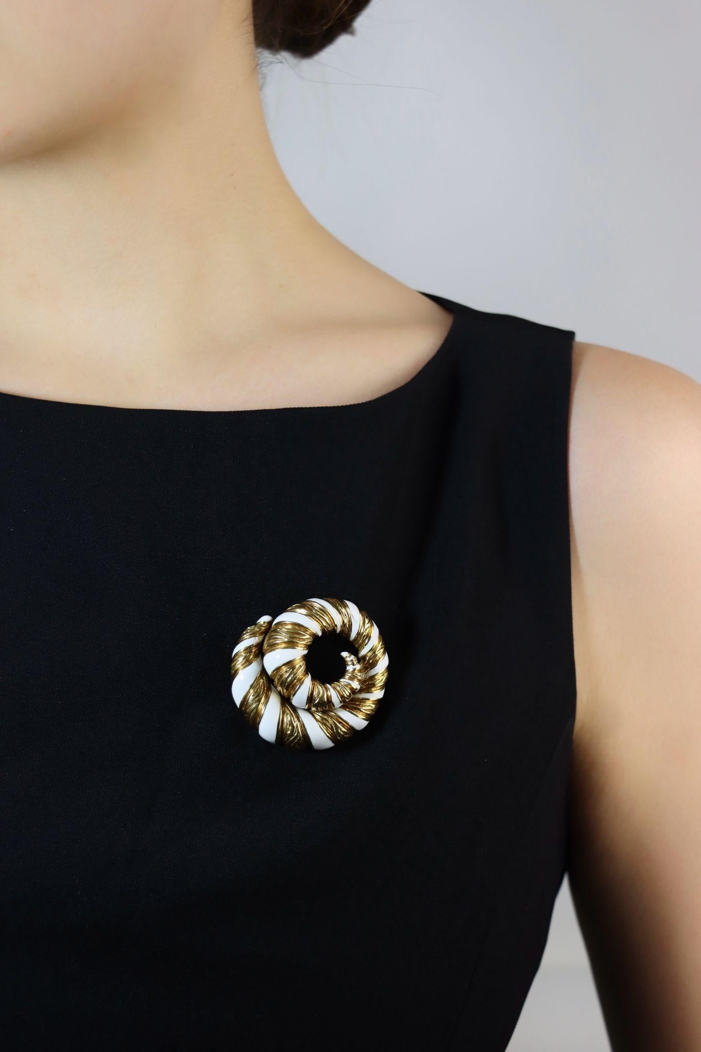 Broche Vintage David David Goldes 18K White Enamel Swirl Brooch

Marqué :
WEBB
18K

Dimensions approximatives :
4,5 cm (diamètre) 
36,2 grammes.