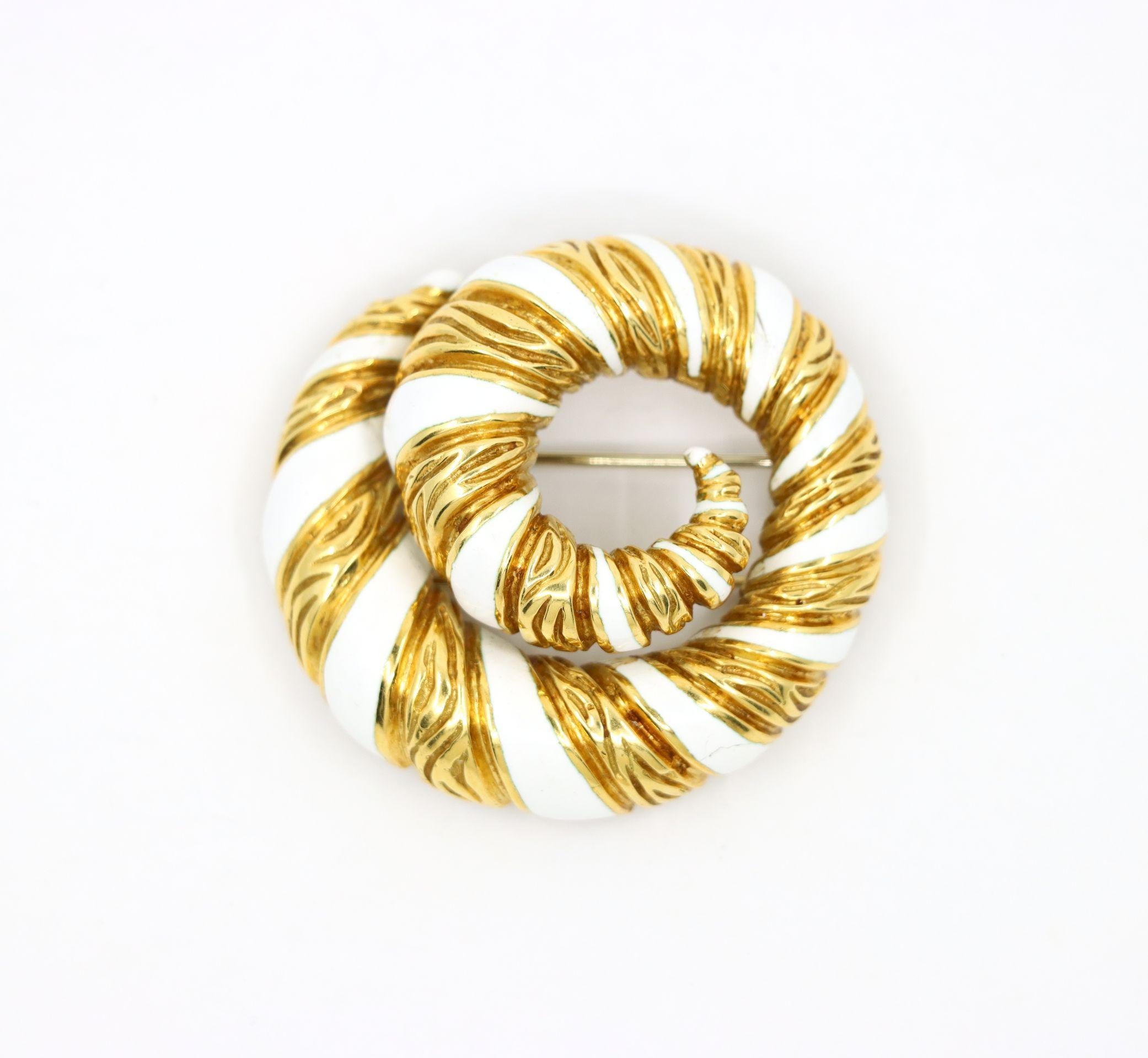 Broche Vintage David David Goldes 18K White Enamel Swirl Brooch Bon état - En vente à Flushing, NY