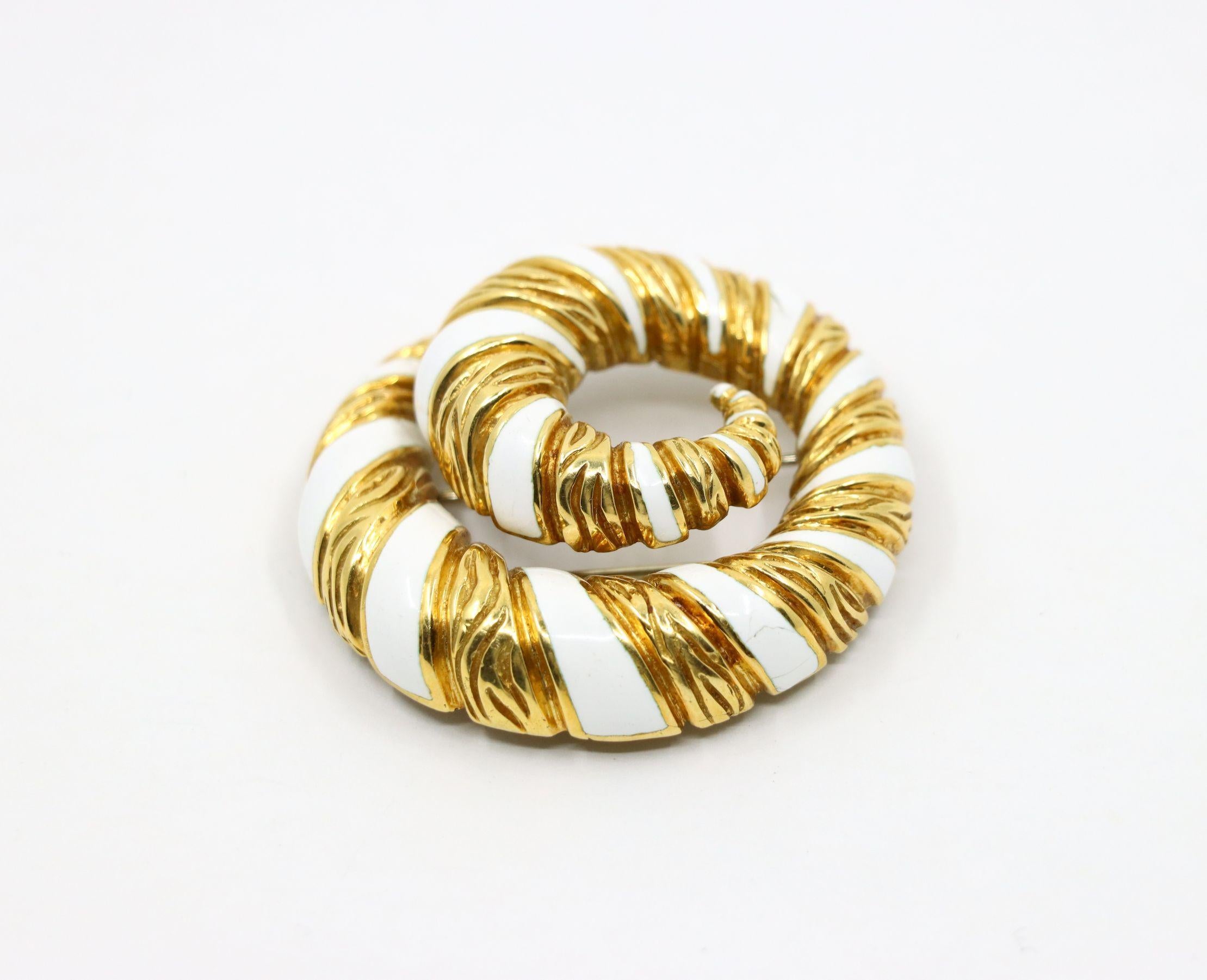 Broche Vintage David David Goldes 18K White Enamel Swirl Brooch Pour femmes en vente