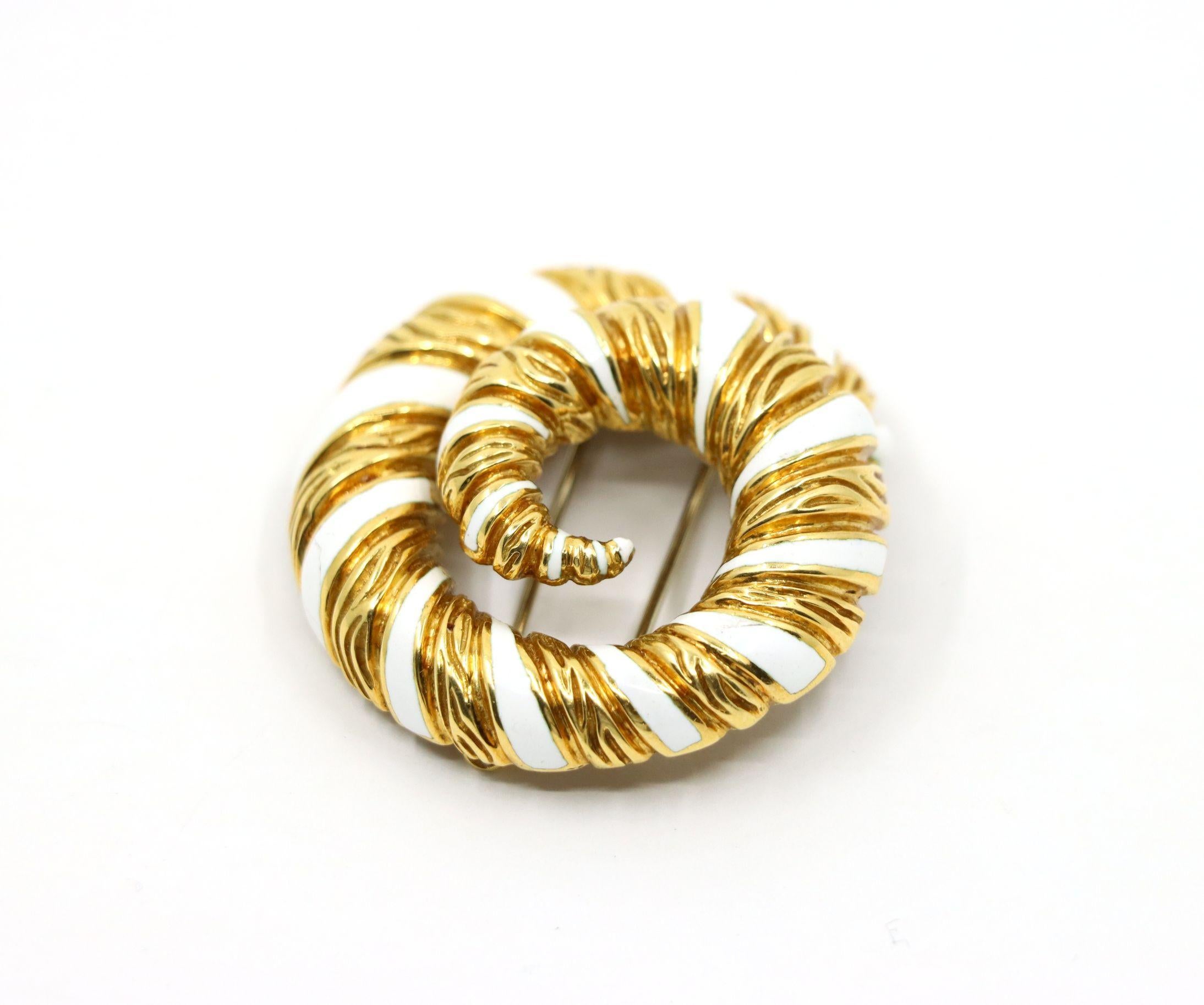 Broche Vintage David David Goldes 18K White Enamel Swirl Brooch en vente 1