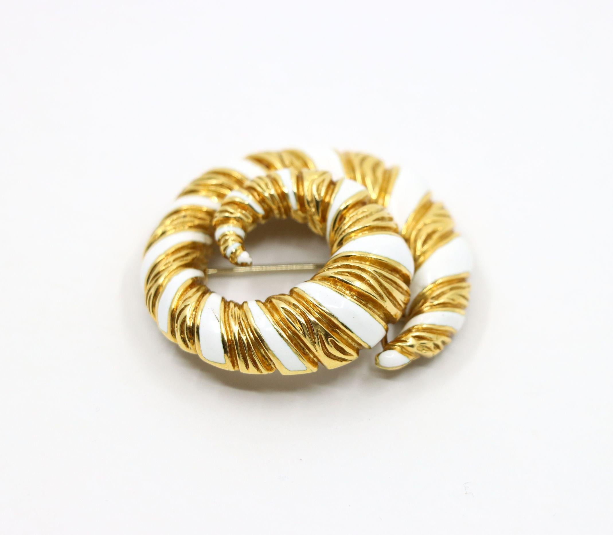 Broche Vintage David David Goldes 18K White Enamel Swirl Brooch en vente 2