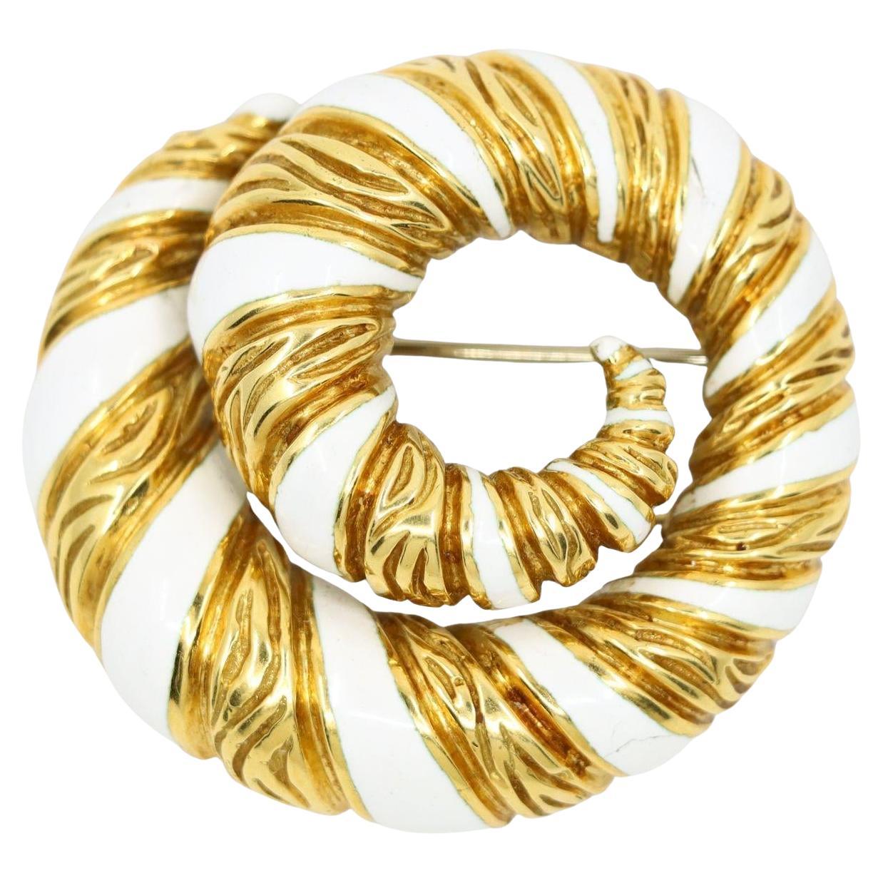 Broche Vintage David David Goldes 18K White Enamel Swirl Brooch en vente